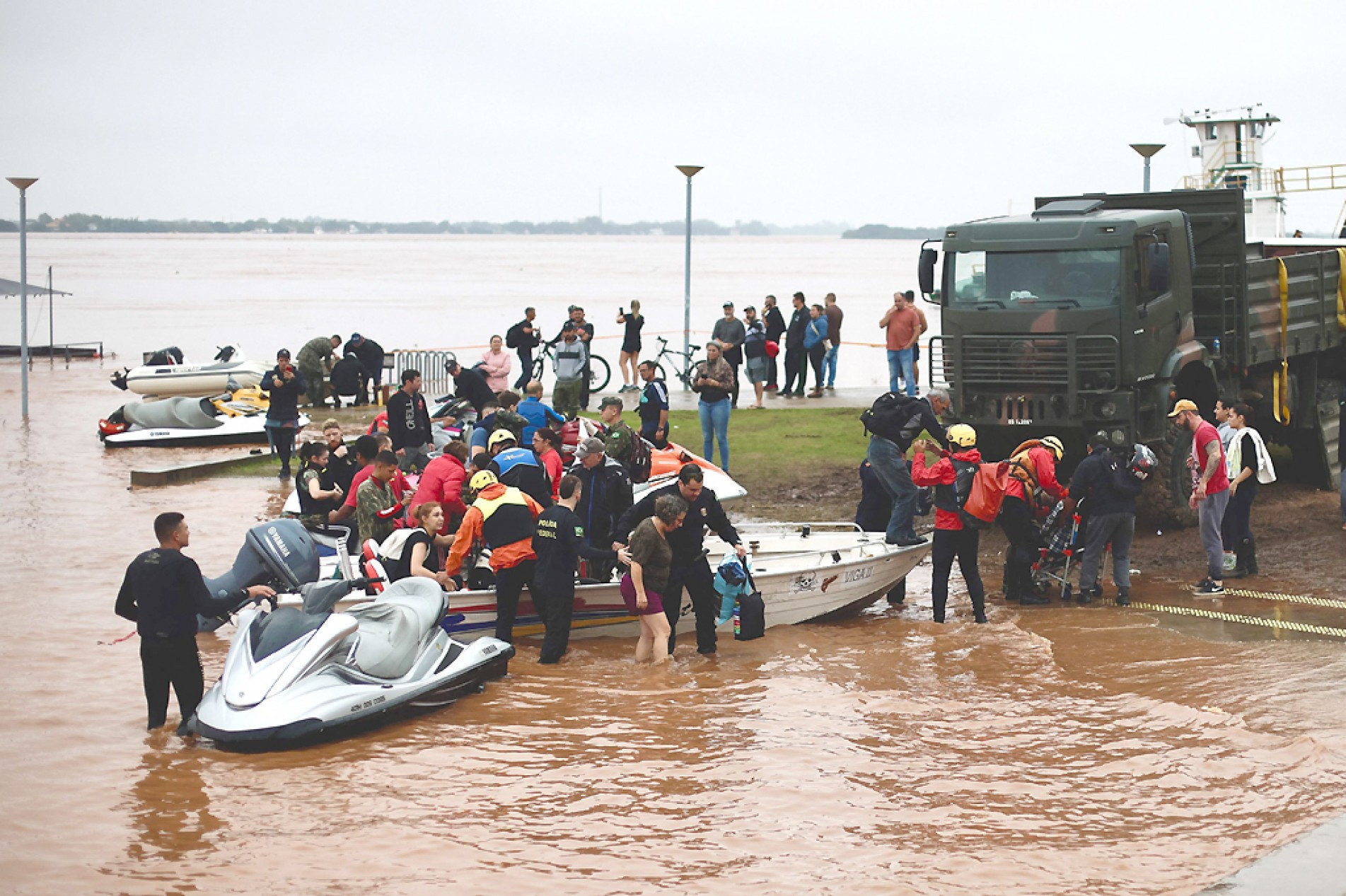  Equipes de socorro resgatam de barco famílias que ficaram ilhadas pela enchente
