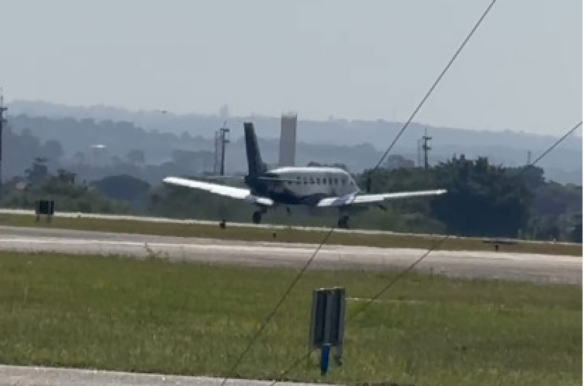 O avião decolou durante a tarde