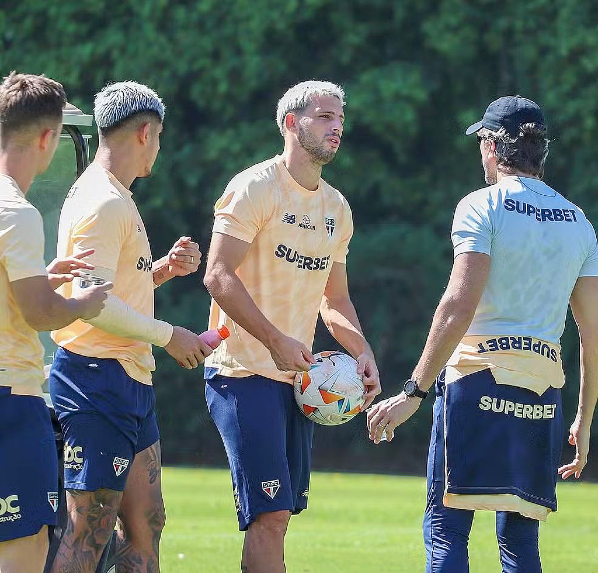 Zubeldía conversou no treino com Calleri, que deve jogar hoje 