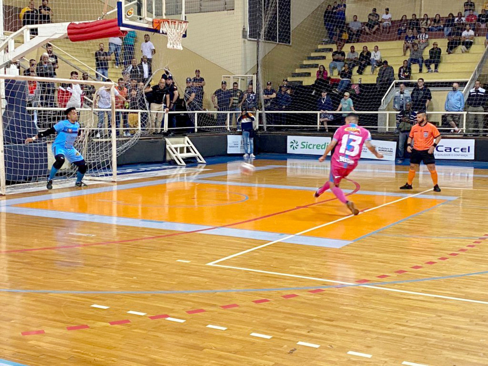 Torneio de futsal teve disputas de pênaltis na terça-feira
