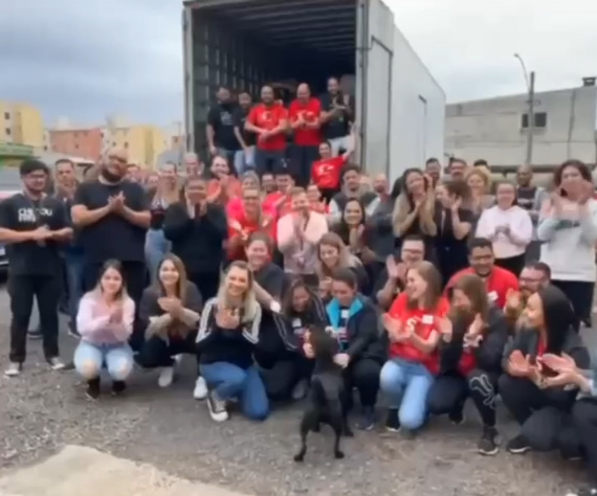 A população gravou o vídeo em frente de um dos caminhões enviados ao Estado com os donativos