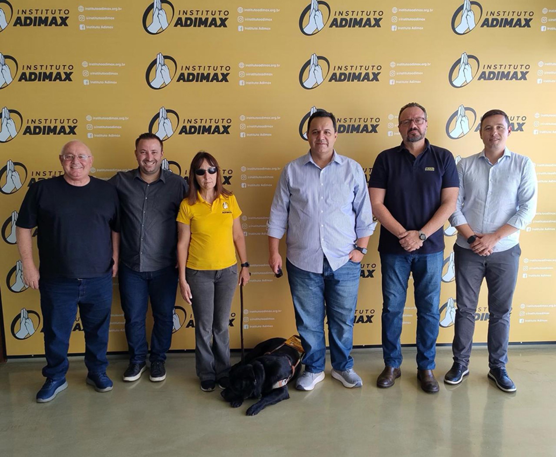 Francisco Derrite, Felipe Derrite, Kátia Garcia  — analista de relações institucionais do Instituto Adimax (com o cão-guia labrador Willy), Gustavo Henrique Coimbra Campanati — membro do Conselho Superior da FUA — Valdir Euclides Buffo Júnior — 
membro da Diretoria Executiva da FUA —, foram recebidos no instituto Adimax pelo gerente-geral Thiago Pereira 