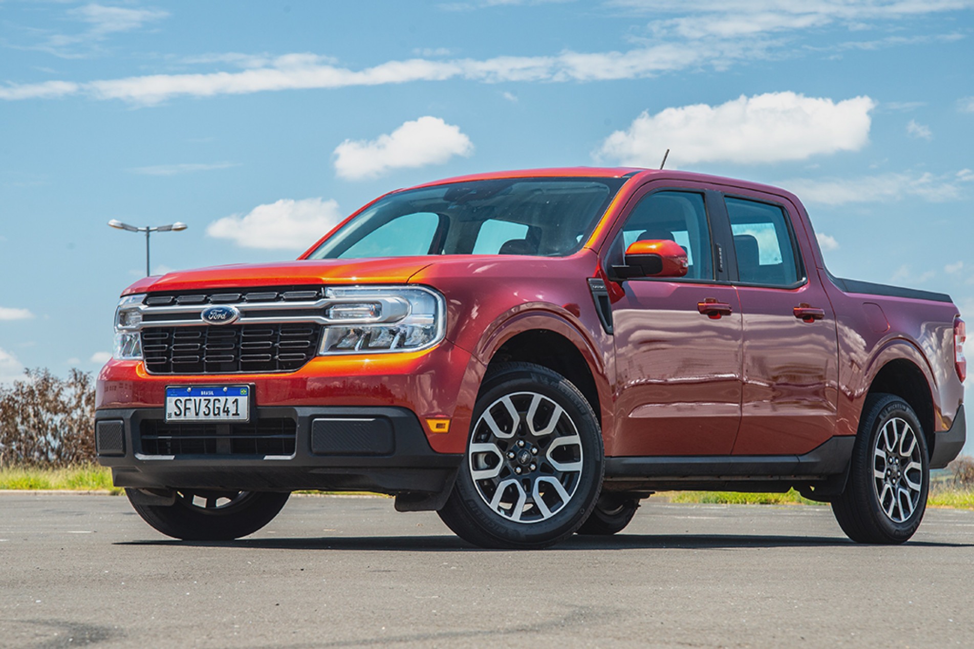 Assim como a versão a combustão, tem desenho com mais personalidade, formado por linhas predominantemente quadradas
