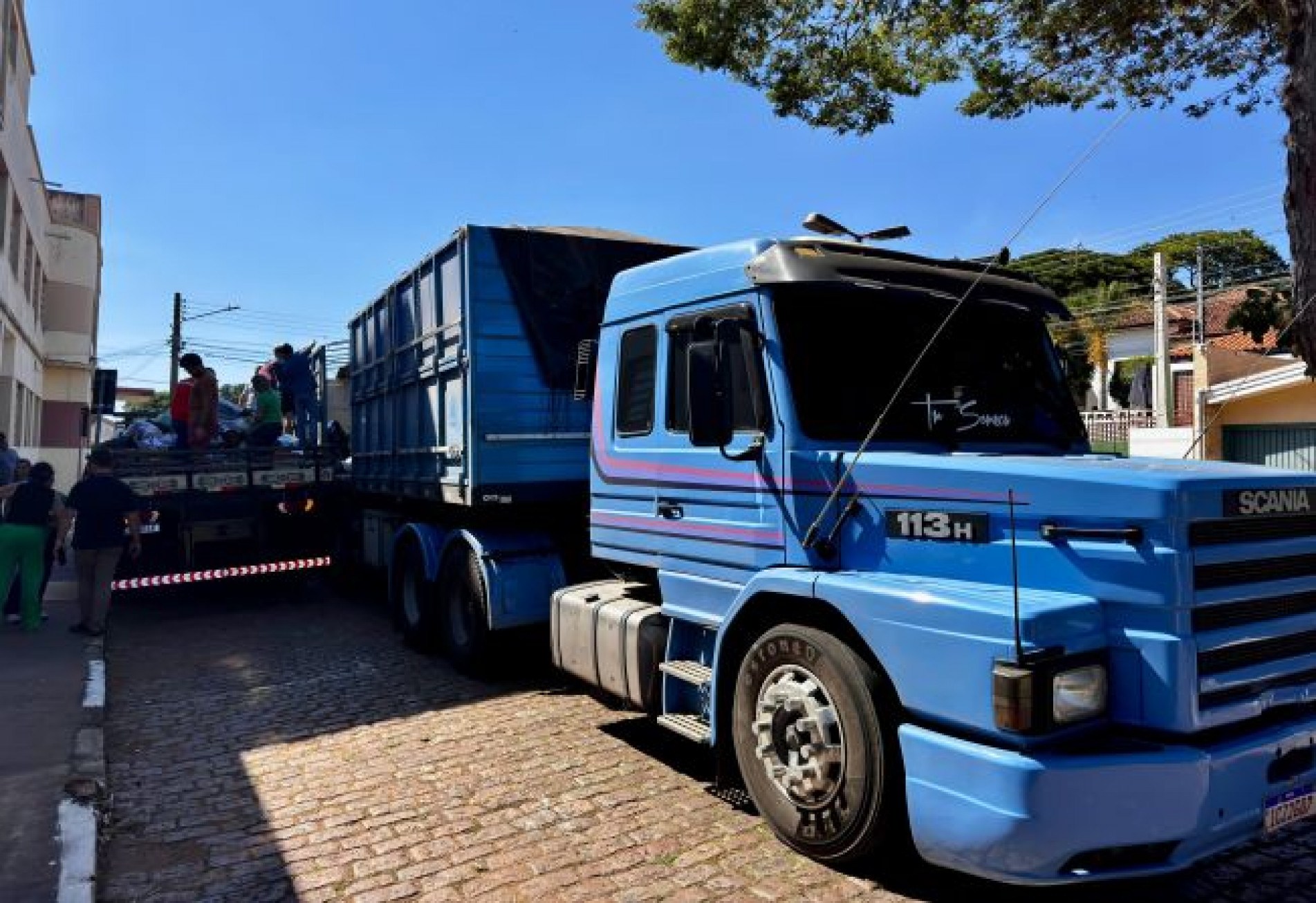 Mais de 200 volunt&aacute;rios carregaram os tr&ecirc;s carretas