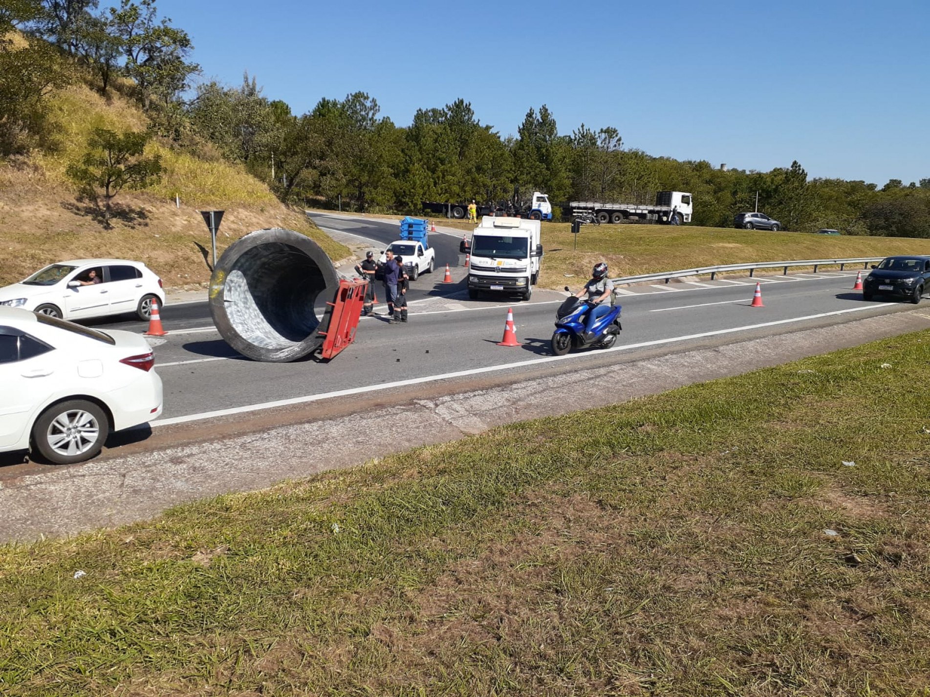 Carreta trafegava pela rodovia, quando a carga soltou-se e veio a cair 