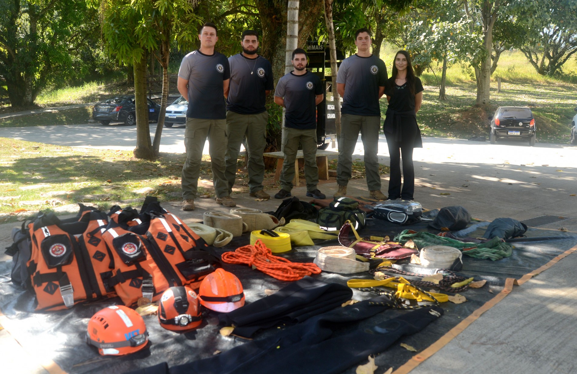 Com o apoio do Corpo de Bombeiros, Leonardo, Matheus, João, Fábio, Gilse e Talita (não está na foto) resgataram 36 animais no Rio Grande do Sul