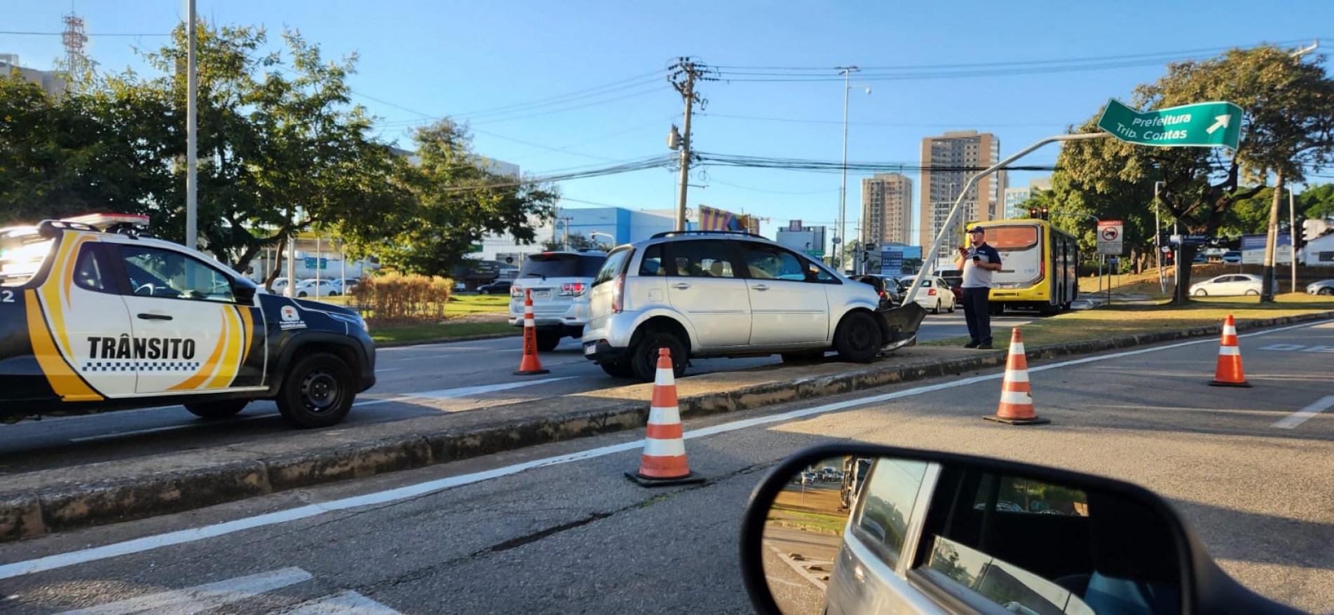 Agentes de trânsito administram o trânsito no local