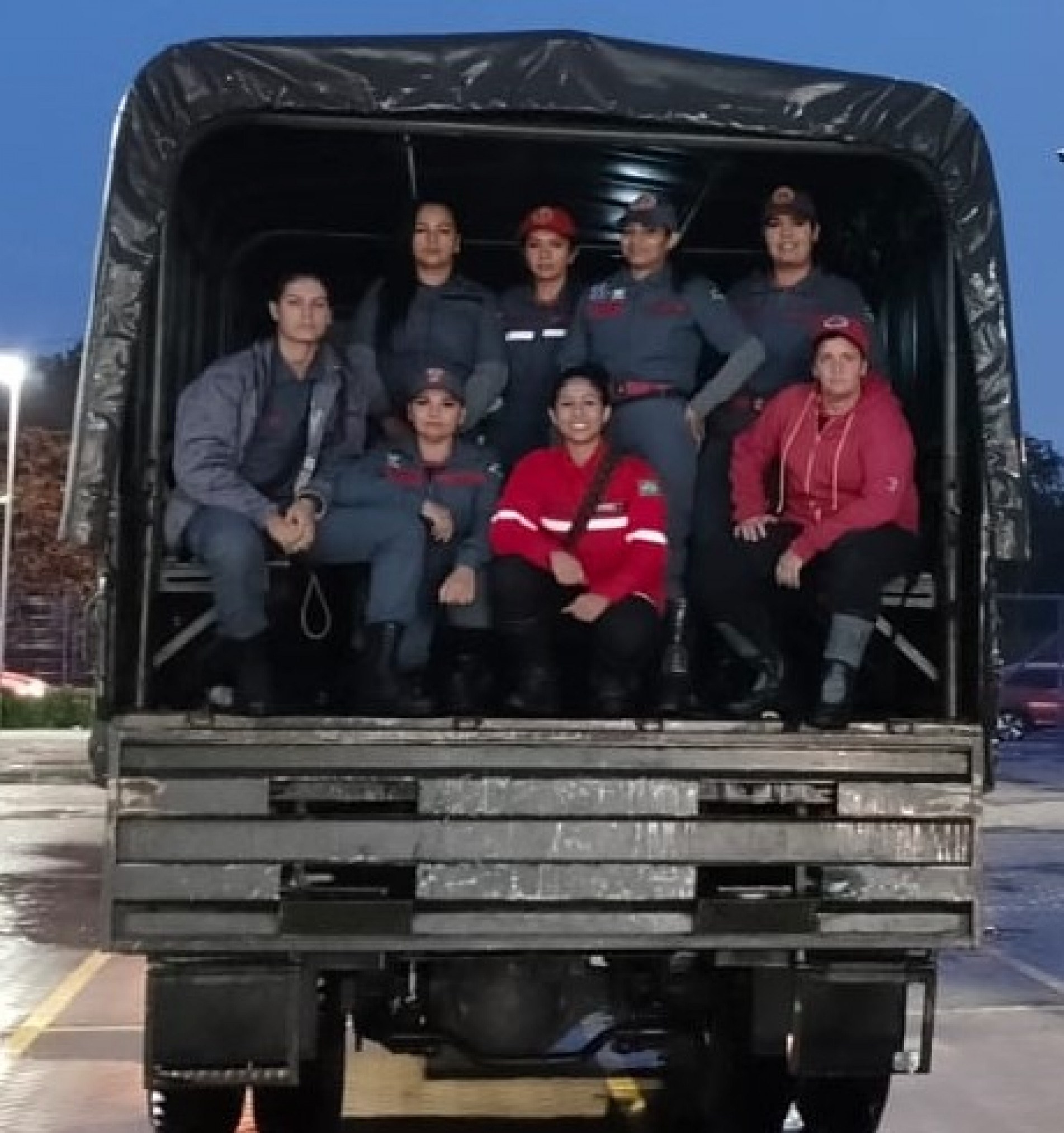 O grupo de bombeiros civis voluntários de Sorocaba que estiveram prestando ajuda para a população de Canoas