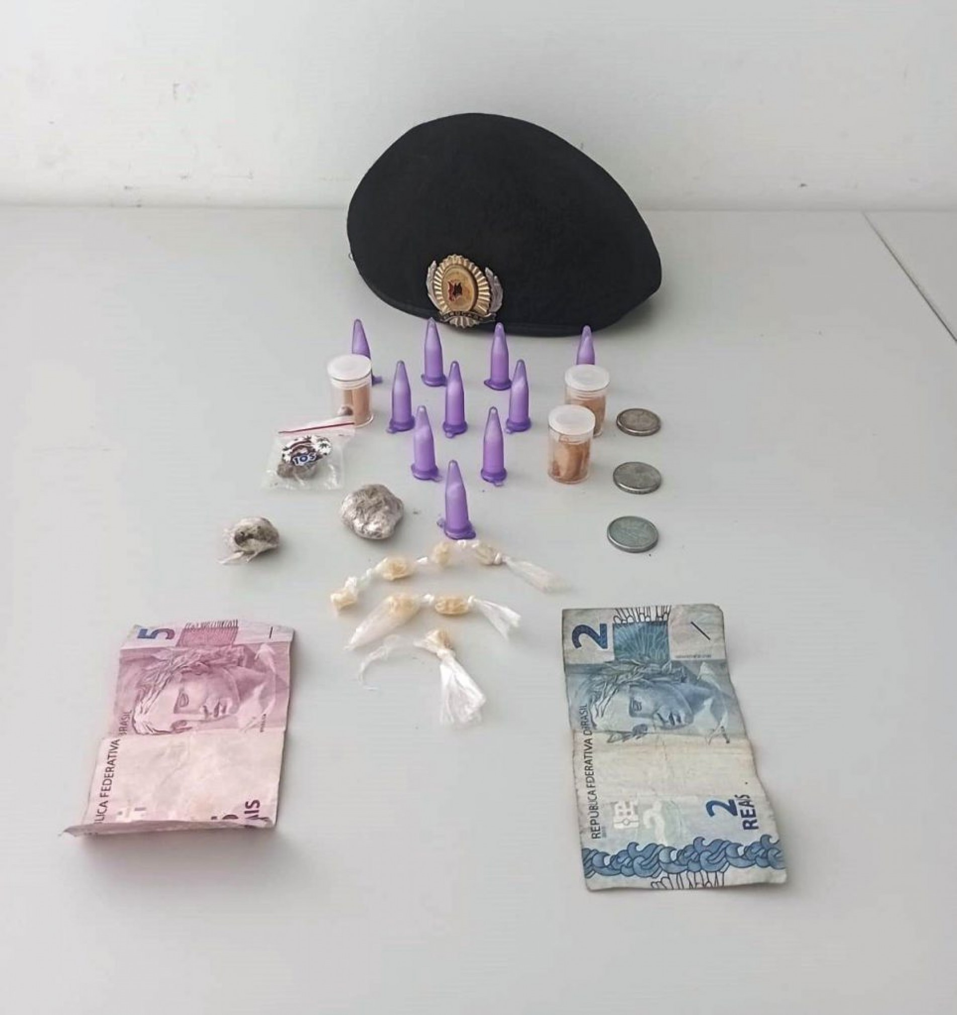 Foram encontrados 10 porções de cocaína, sete de crack, três de haxixe e três de maconha