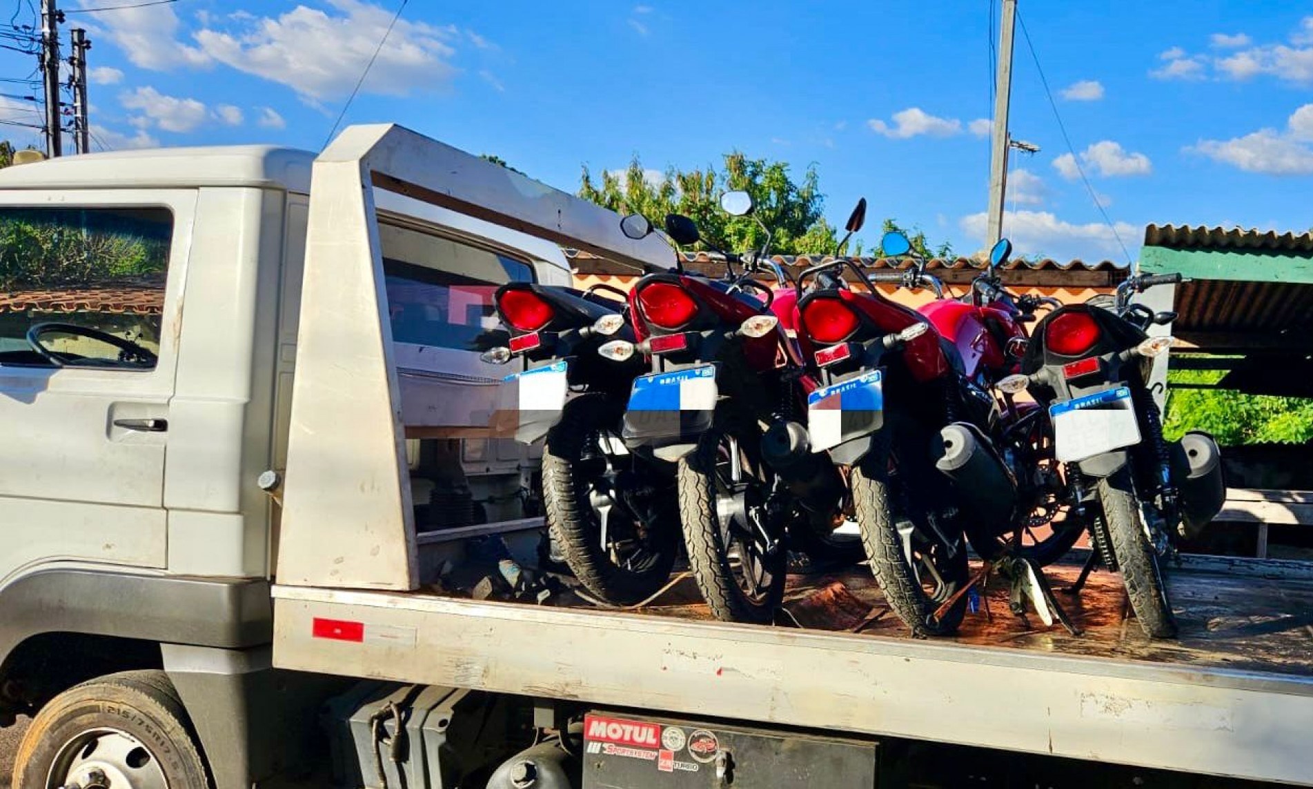 As motos ainda estavam com as placas originais, possibilitando confirmar o roubo