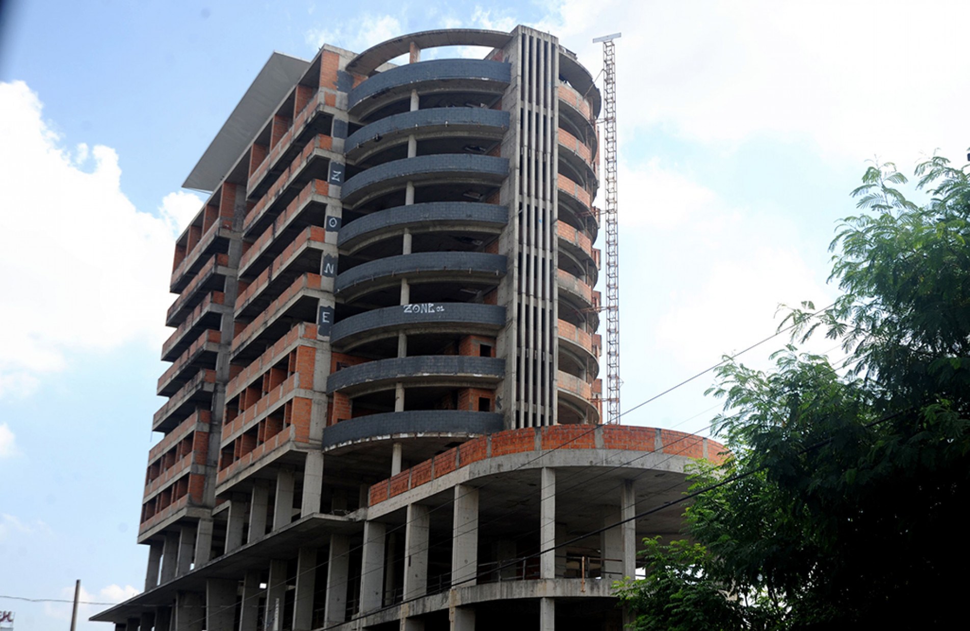 Na avenida Afonso Vergueiro, em Sorocaba, prédio chama a atenção por conta da estrutura inacabada
