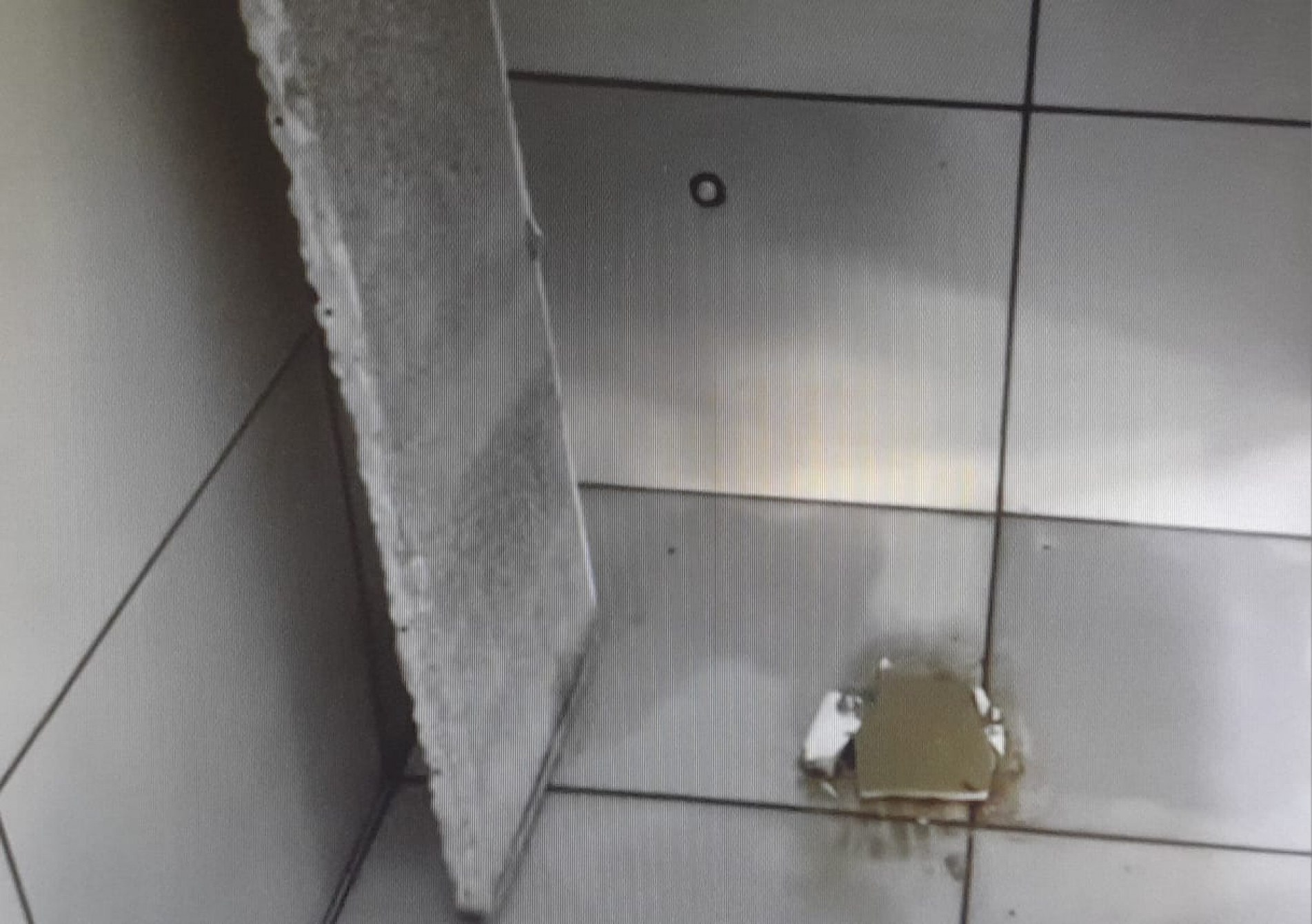 O vandalismo tomou conta do local. Vasos sanitários foram levados por vandalos