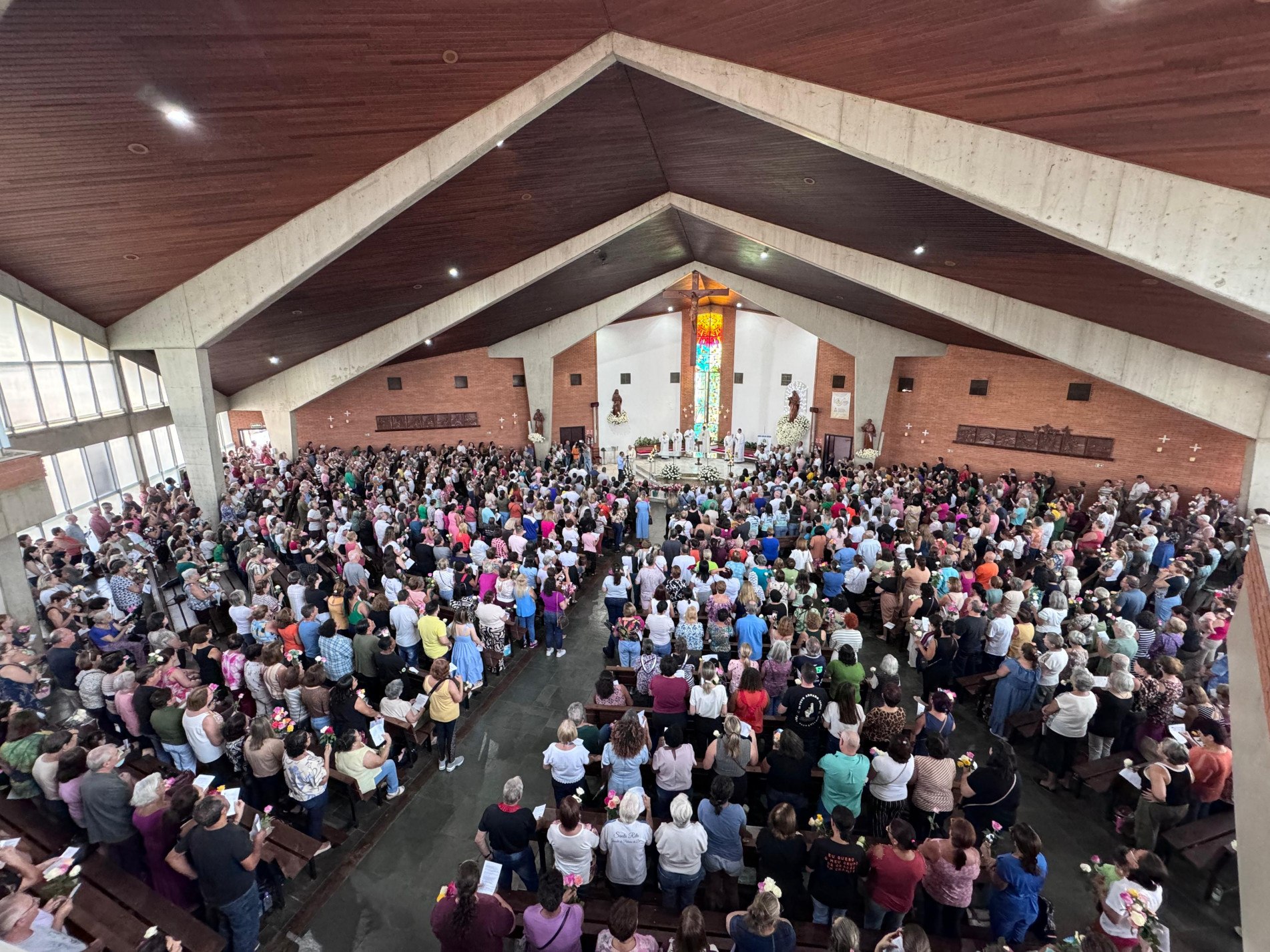 Milhares de fiéis comemoram o dia da Santa Rita de Cássia 