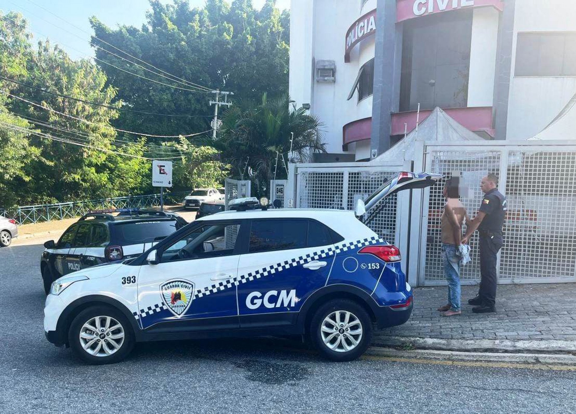 O homem foi detido e levado para a Delegacia da Mulher 