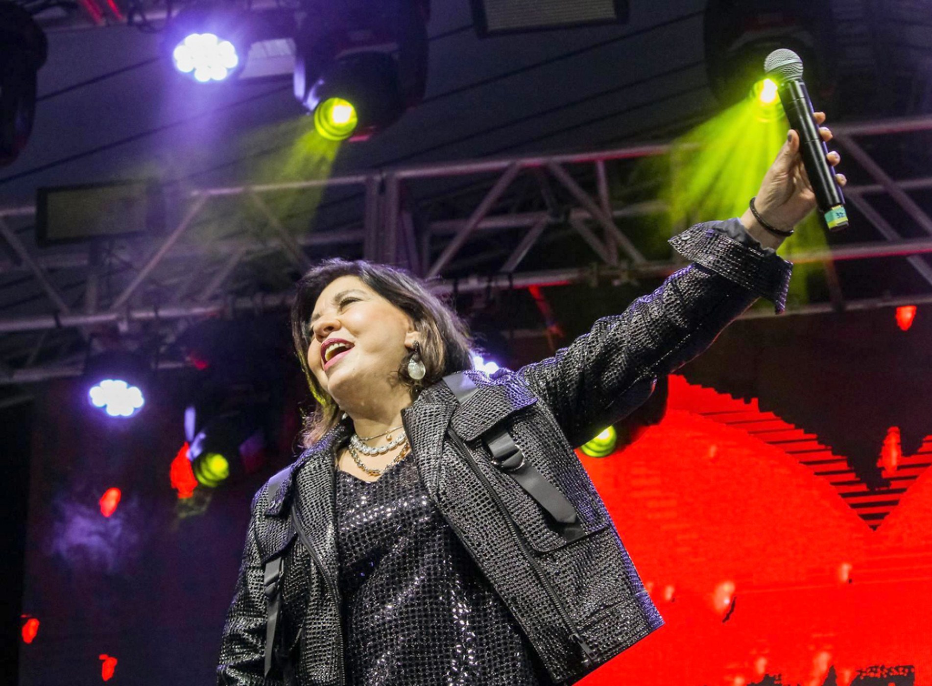 Rainha Sertaneja celebra 37 anos de carreira e leva grandes sucessos ao palco
