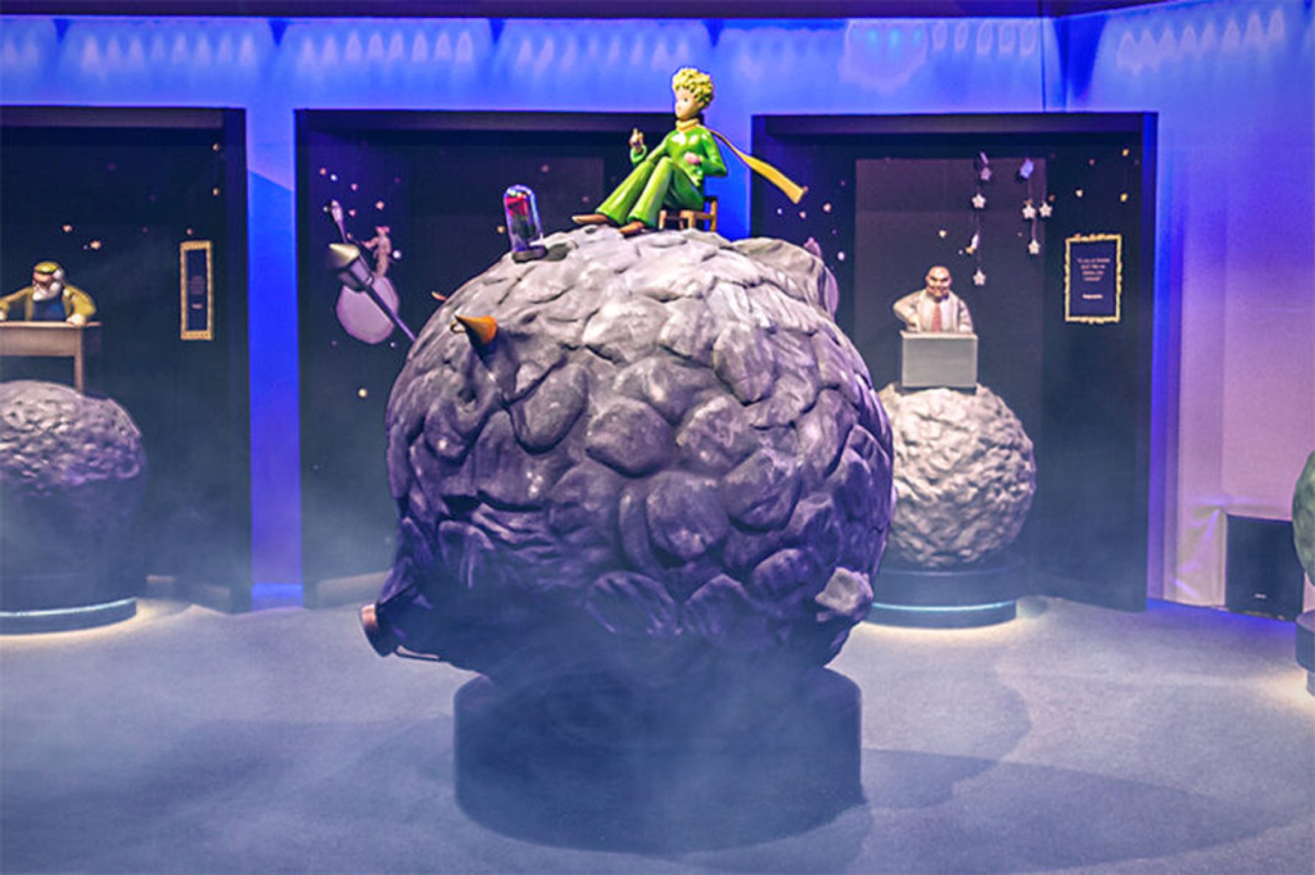 Mostra tem áreas interativas que contam a história do pequeno aviador e seu autor
