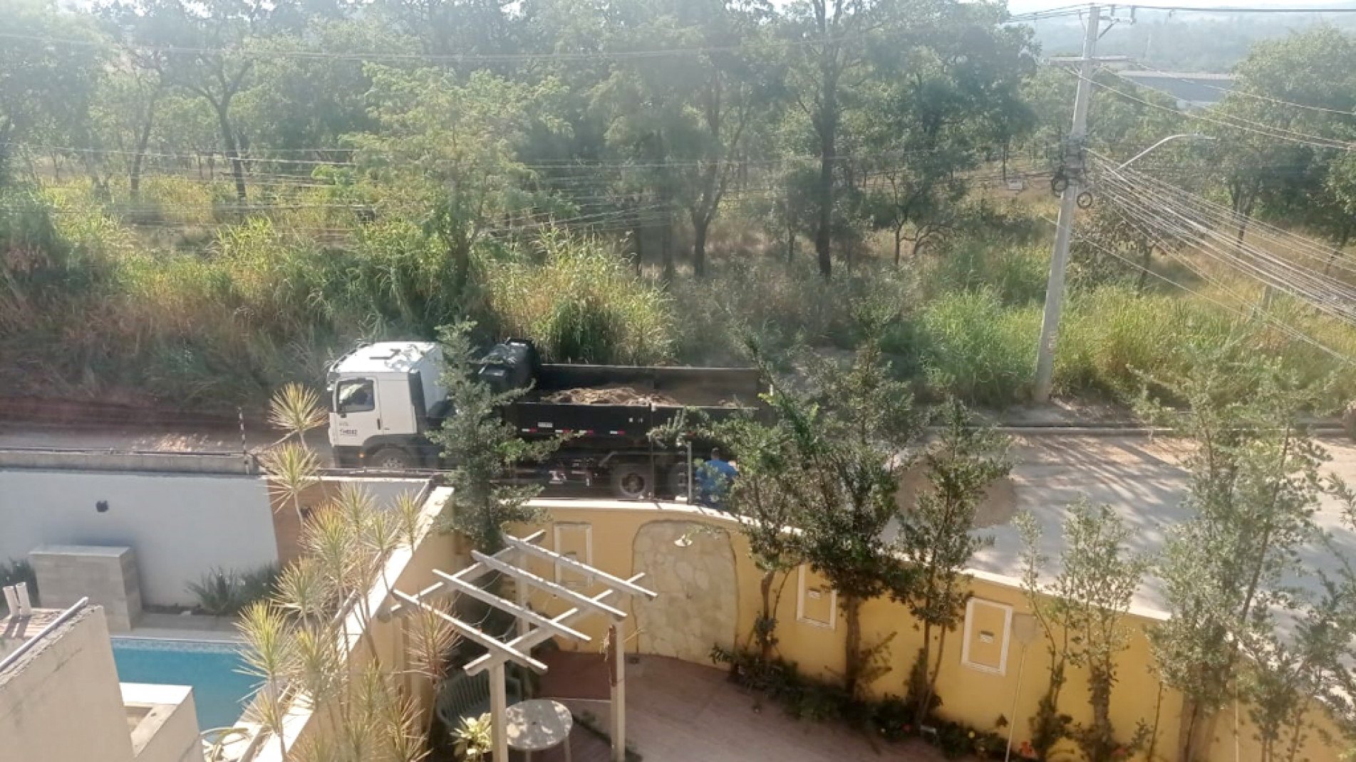 Segundo moradores, vários caminhões ainda trabalham no local
