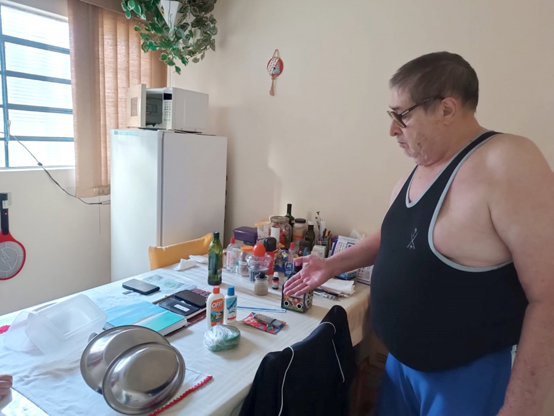 Aposentado estabeleceu uma rotina de combate aos mosquitos
