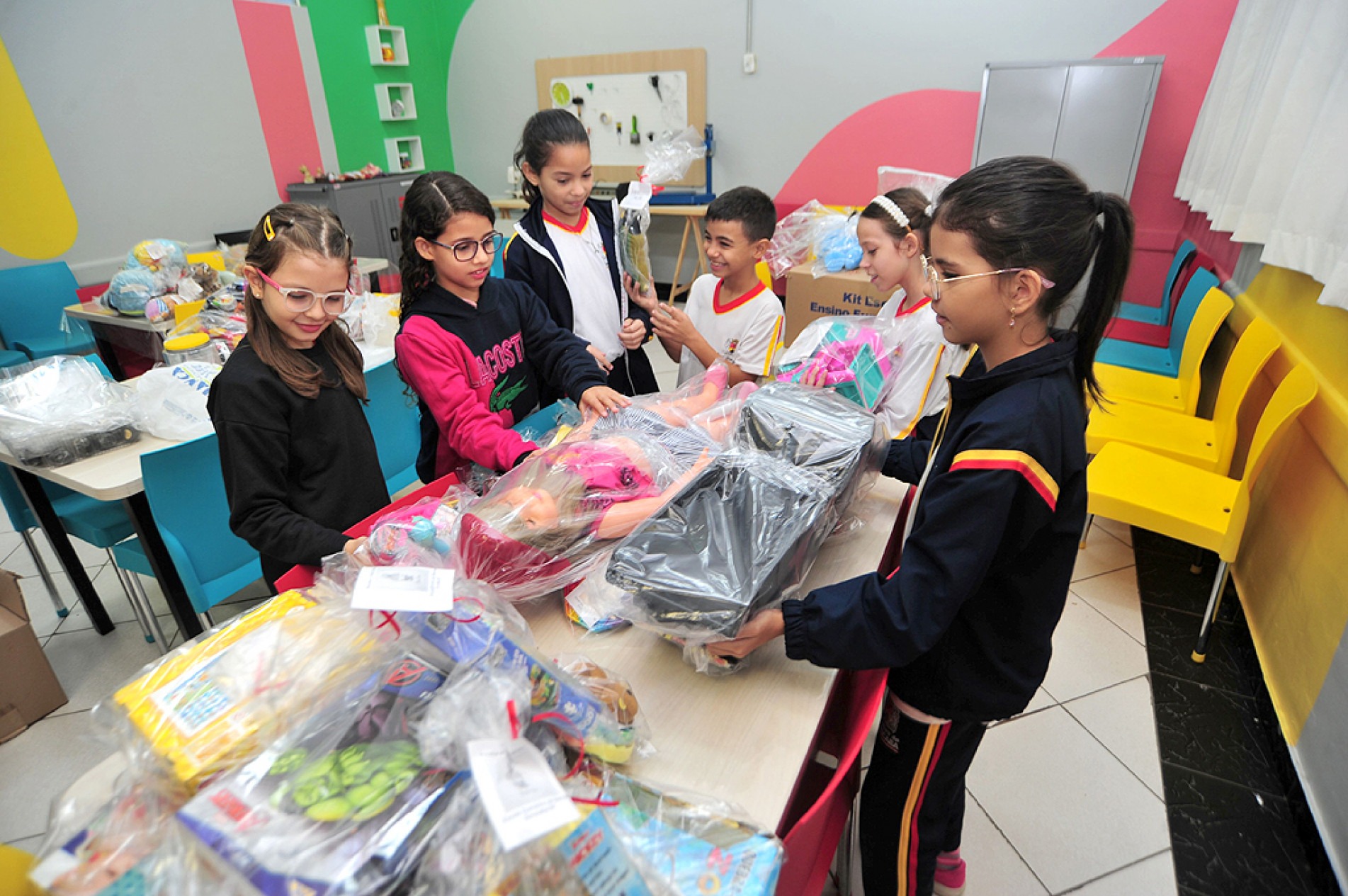 Alunos doaram brinquedos, escreveram e decoraram cartinhas e ajudaram a empacotar para despachar nos Correios 
