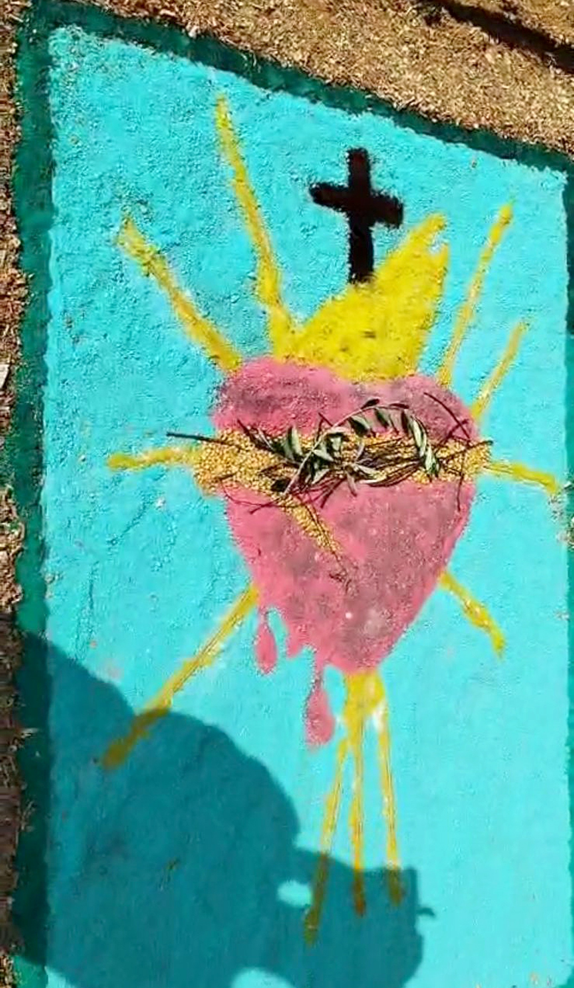 Tapetes são confeccionados por voluntários com vários produtos
