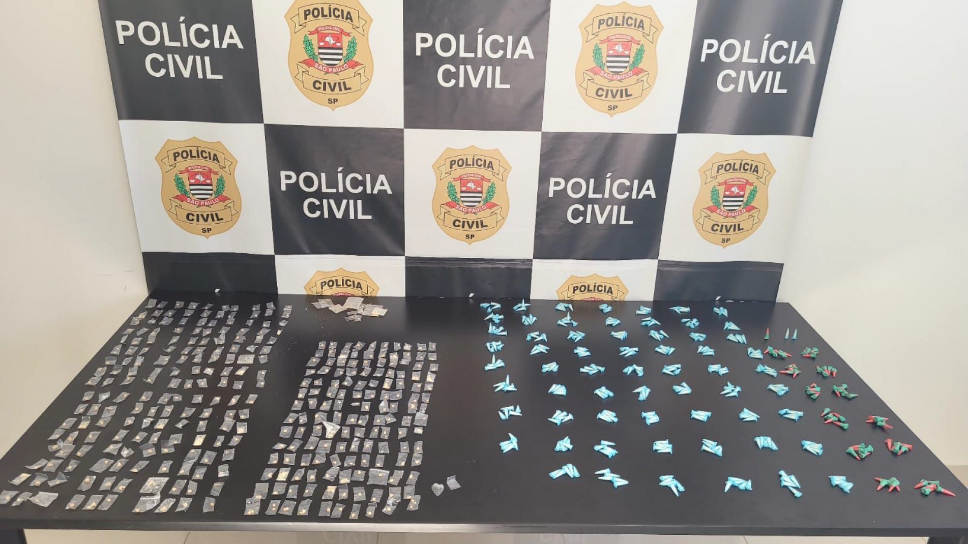 foram encontradas 372 porções de cocaína e 321 porções de crack
