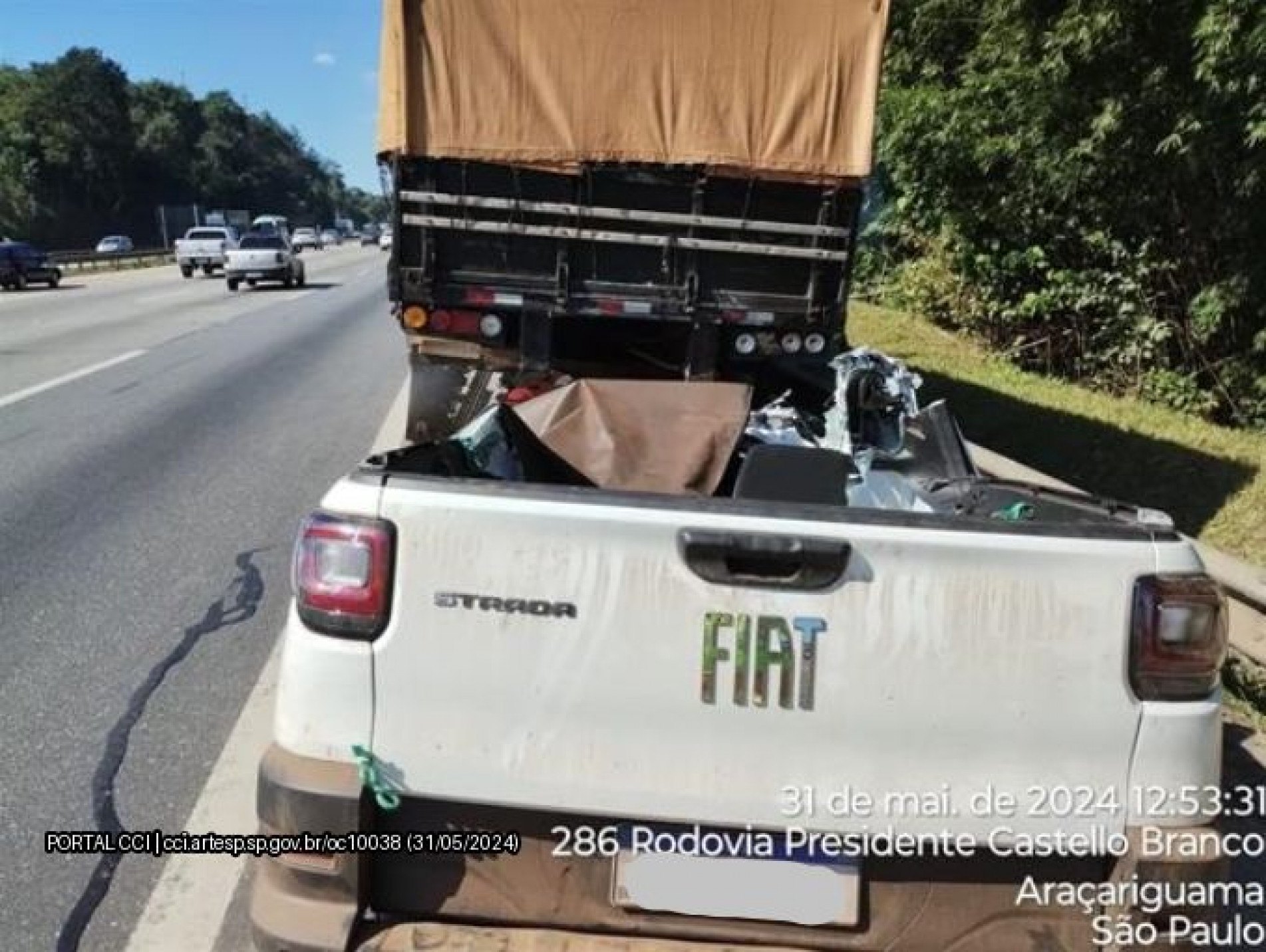 Carro bateu na traseira da carreta