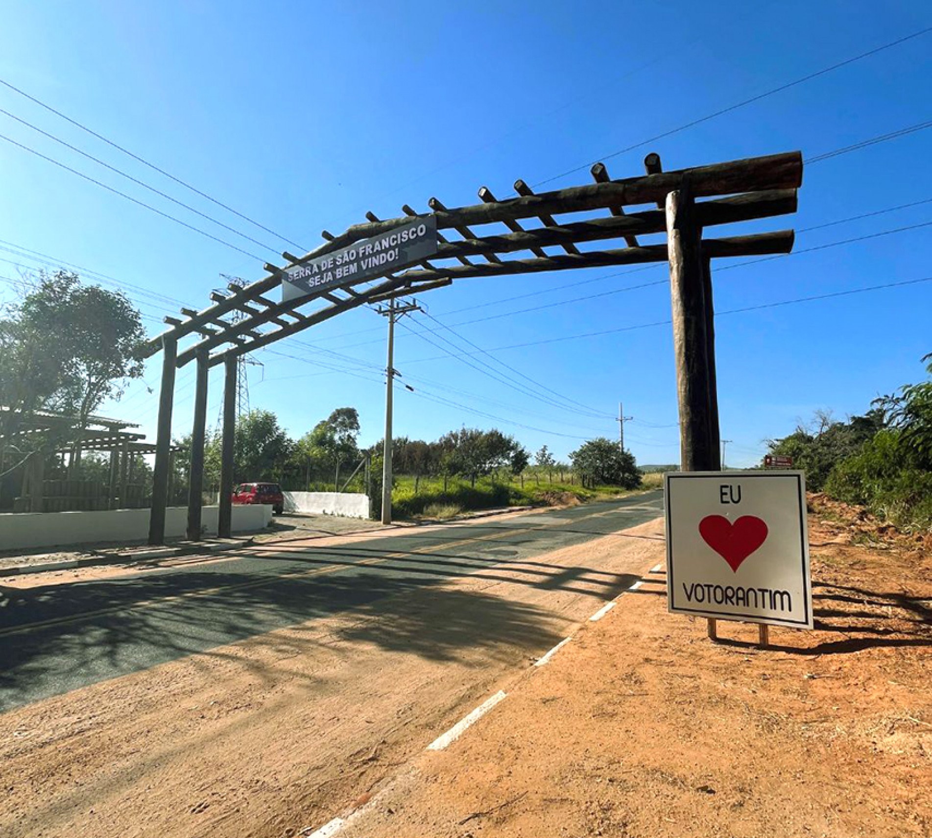 Local tem estrutura de descanso para os ciclistas e para contemplação da vista

