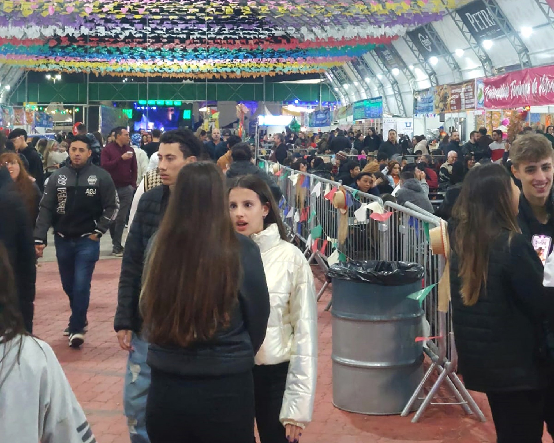 Formada por 18 entidades beneficentes, a área gastronômica atrai centenas de pessoas para apreciar as gostosuras da festa
