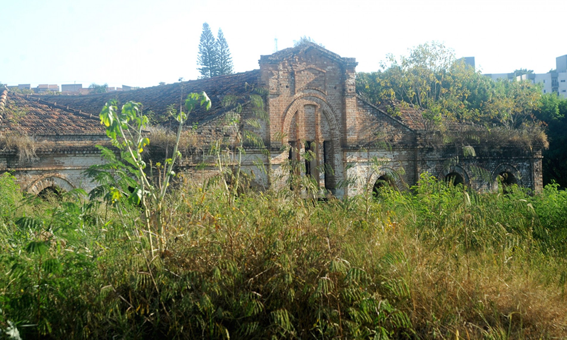 Quem passa pelo local, na confluência das ruas Galileu Pasquinelli e Paes de Linhares, percebe a degradação do prédio, que sofre com as intempéries e a falta de conservação adequada
