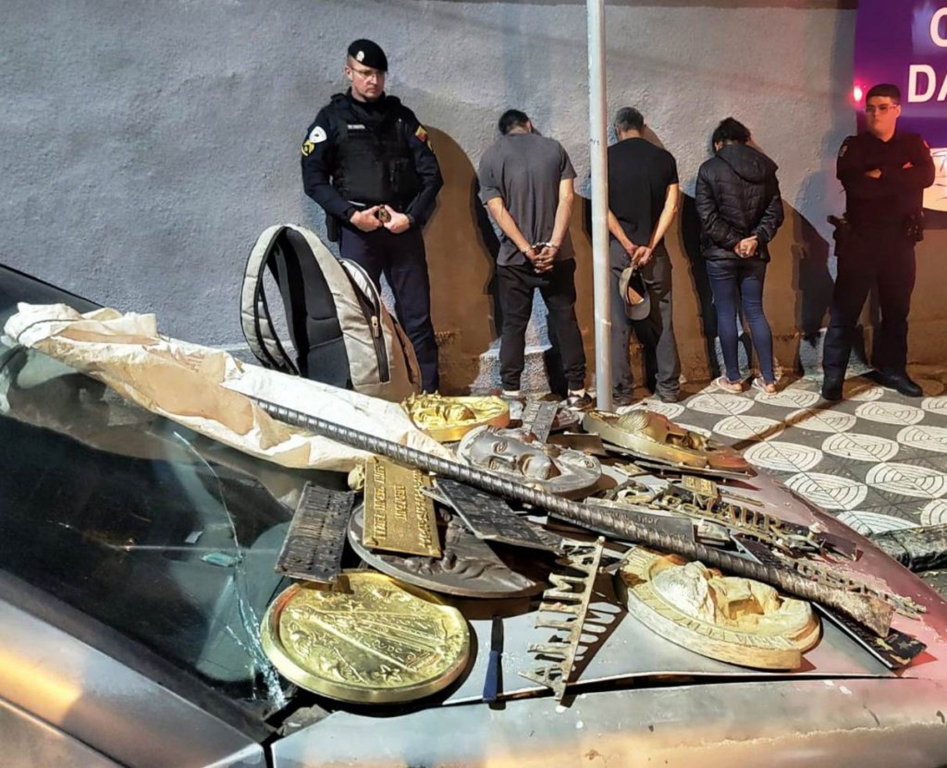 Encontraram pé de cabra, chave de fenda, chave de rodas, machado e espátula, usados no crime, além de epitáfios e placas de metal retirados de sepulturas