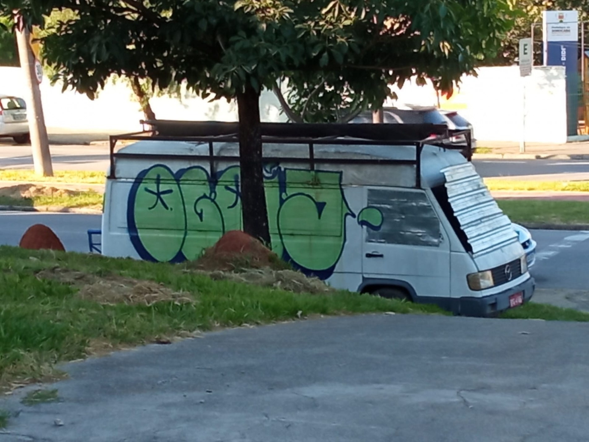 A van está estacionada no mesmo local há mais de um ano