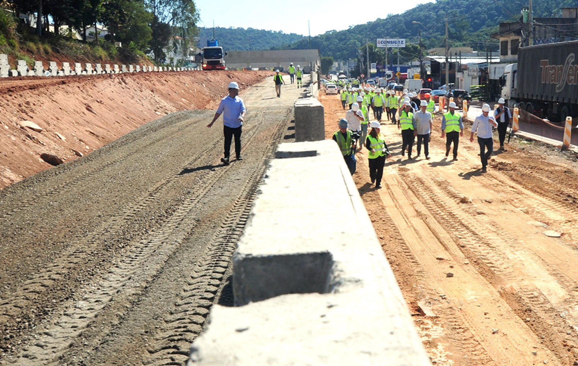 Governador visitou o trecho da rodovia que fica no município de Alumínio, onde estão sendo construídos dois viadutos
