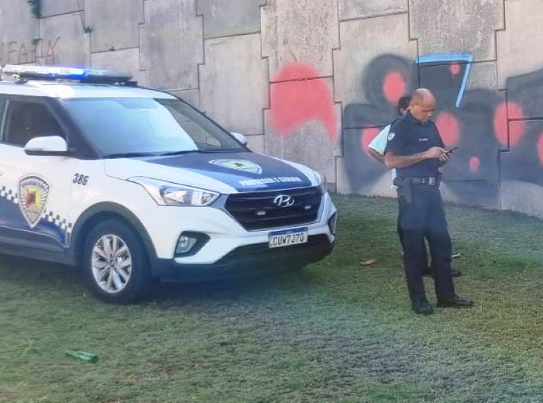 Uma das mulheres foi detida em flagrante quando pichava o viaduto