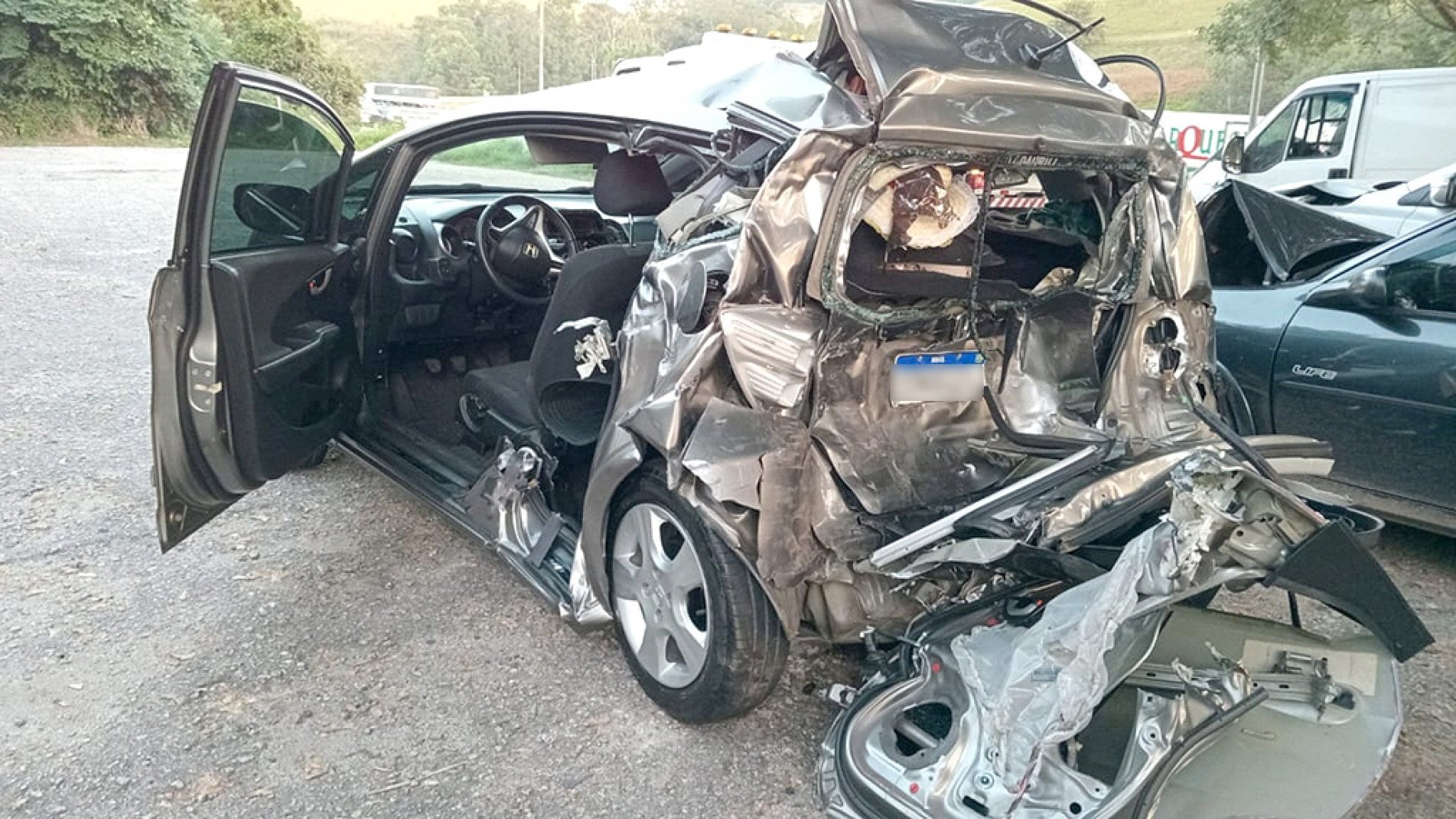 O carro ficou destruído