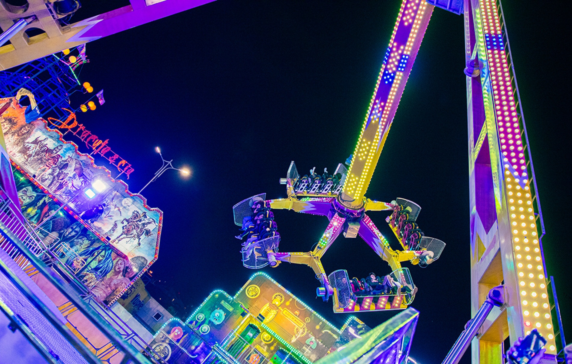 A festa conta com parque de diversões e espetáculos infantis 