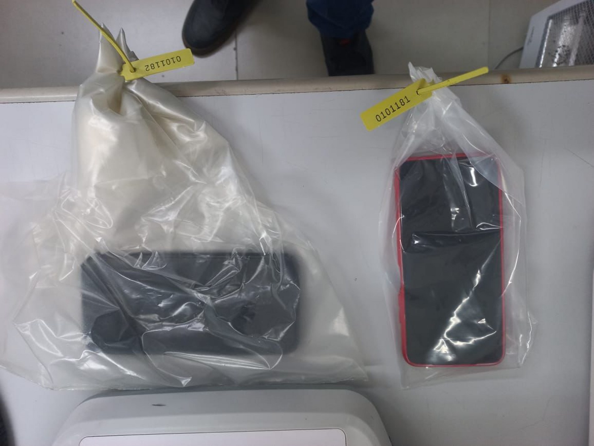 Dois celulares foram apreendidos com o suspeito e vão ser usados na investigação
