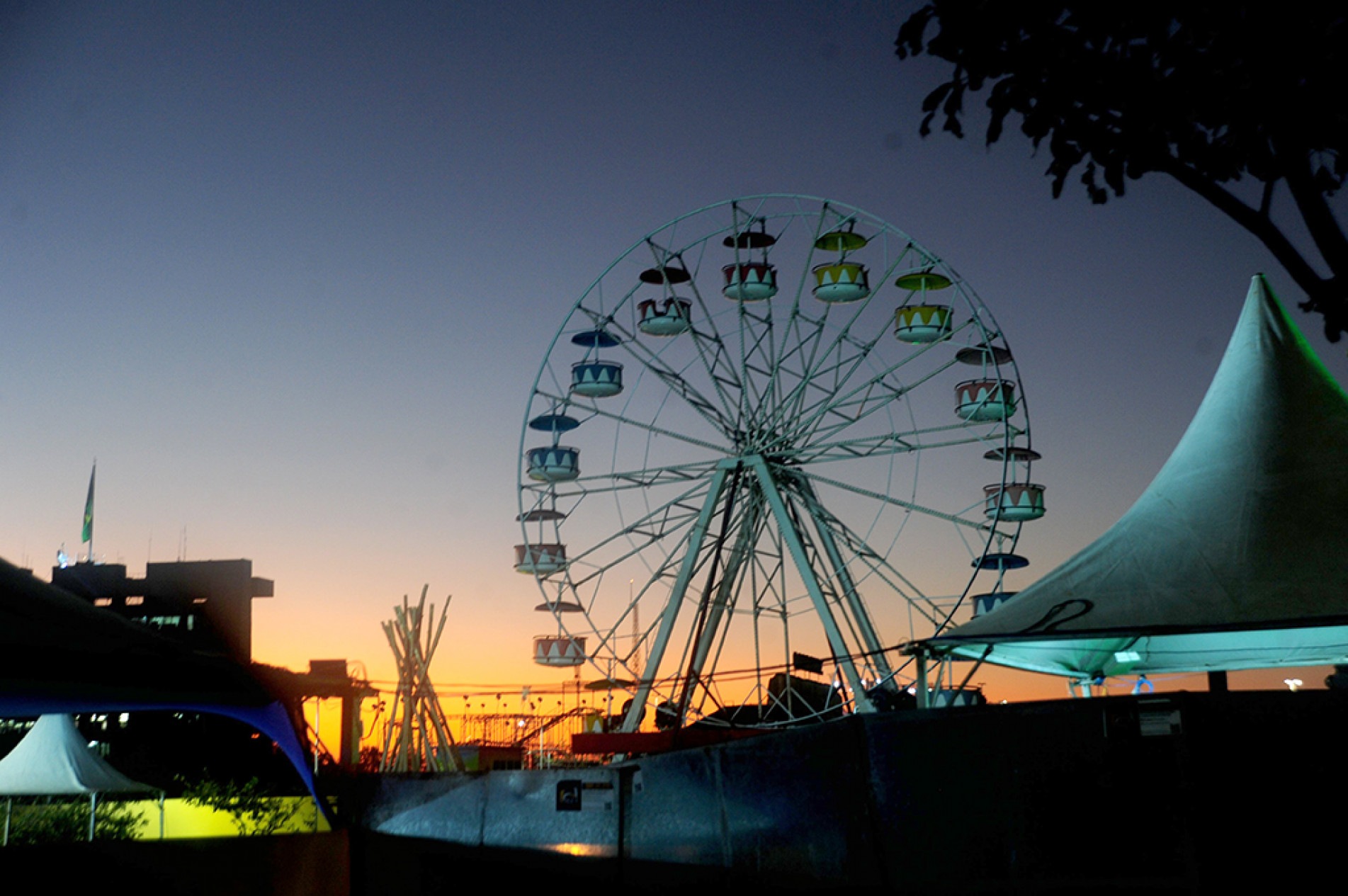 Festa Julina Beneficente está montada nos Jardins do Paço, com um grande parque de diversões e outras muitas atrações
