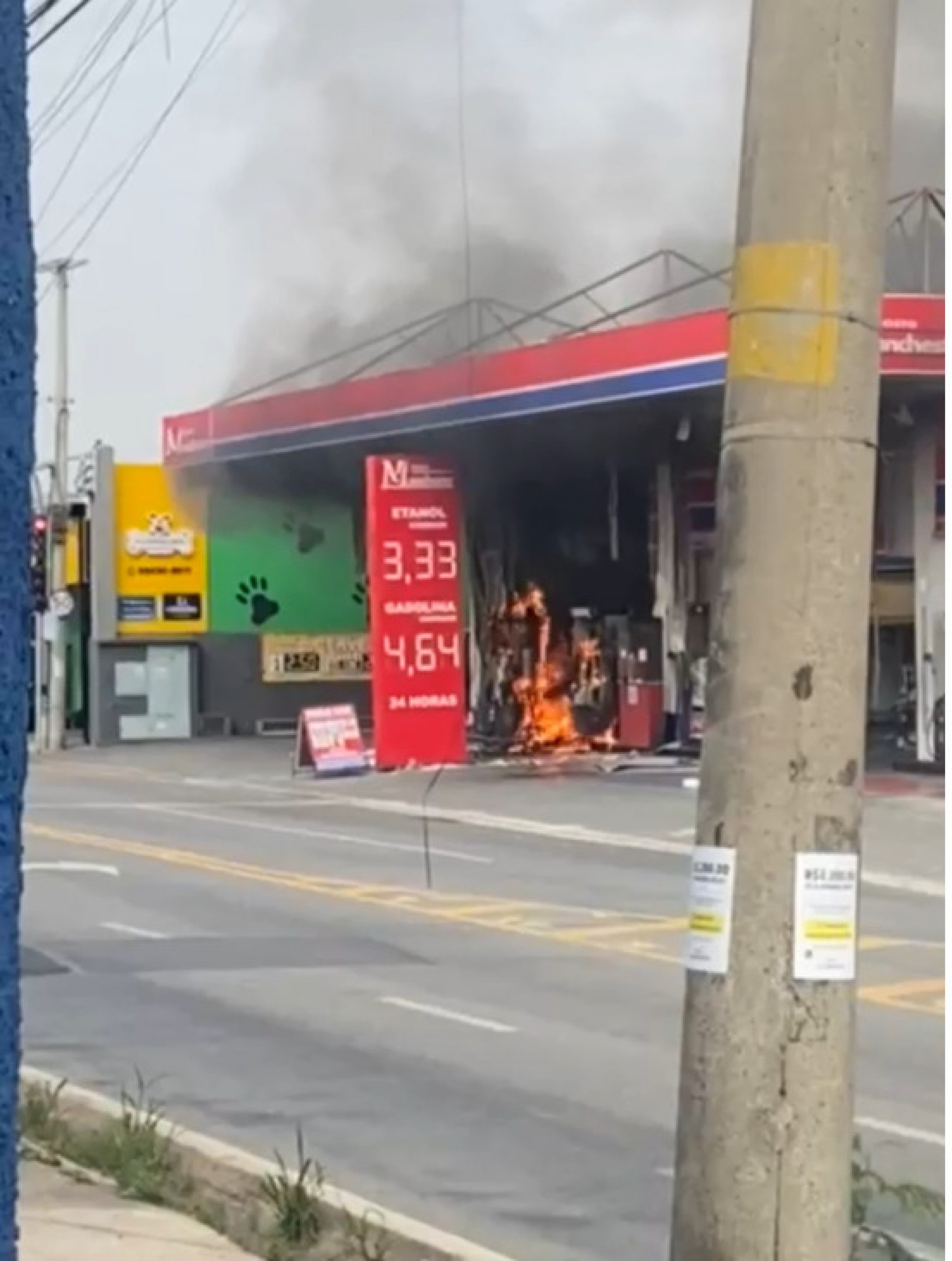 O fogo começou por volta das 14h