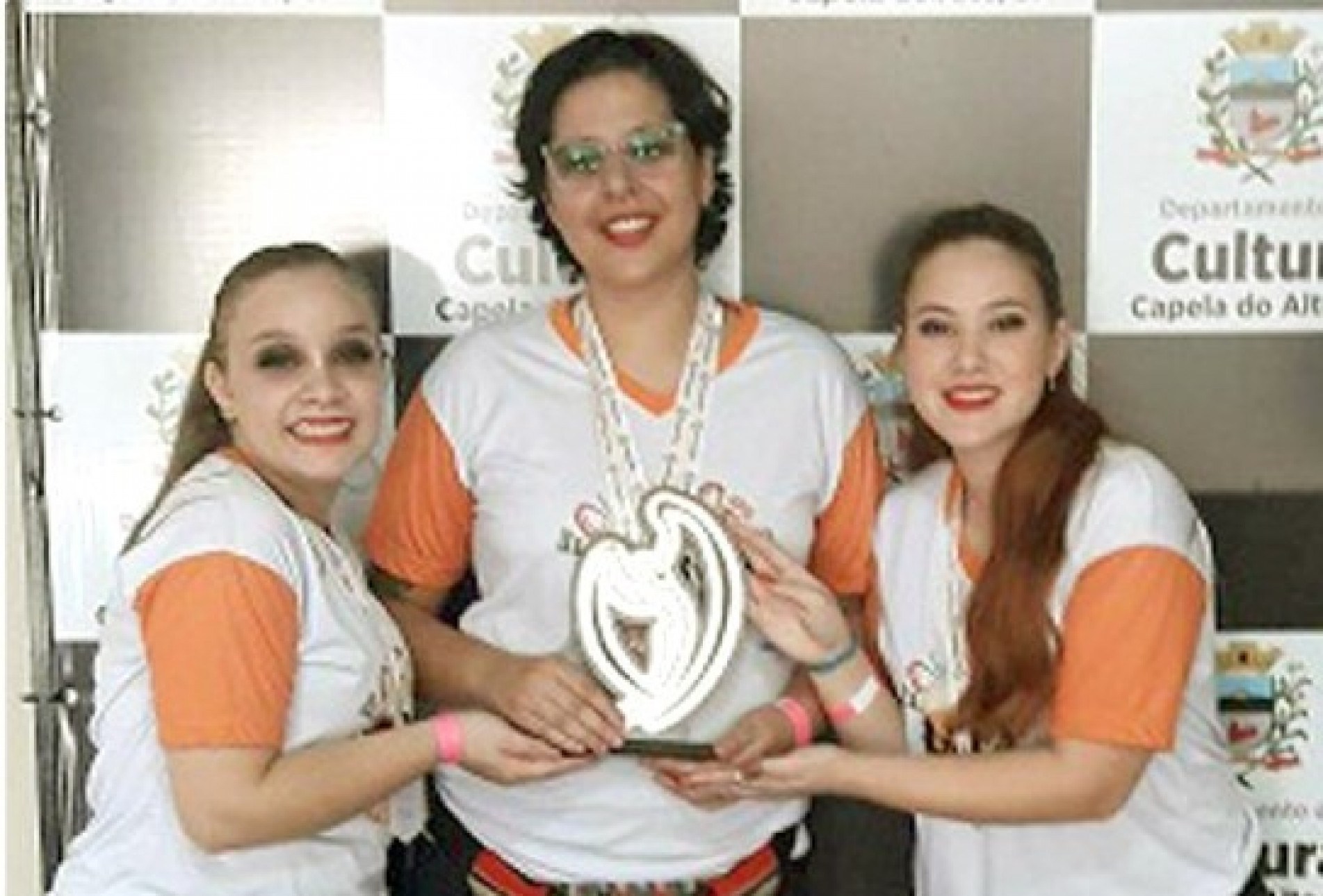 A bailarina Raylla Barbosa, a coreógrafa Bárbara Magno e a bailarina Ana Beatriz
Soares, felizes com a conquista