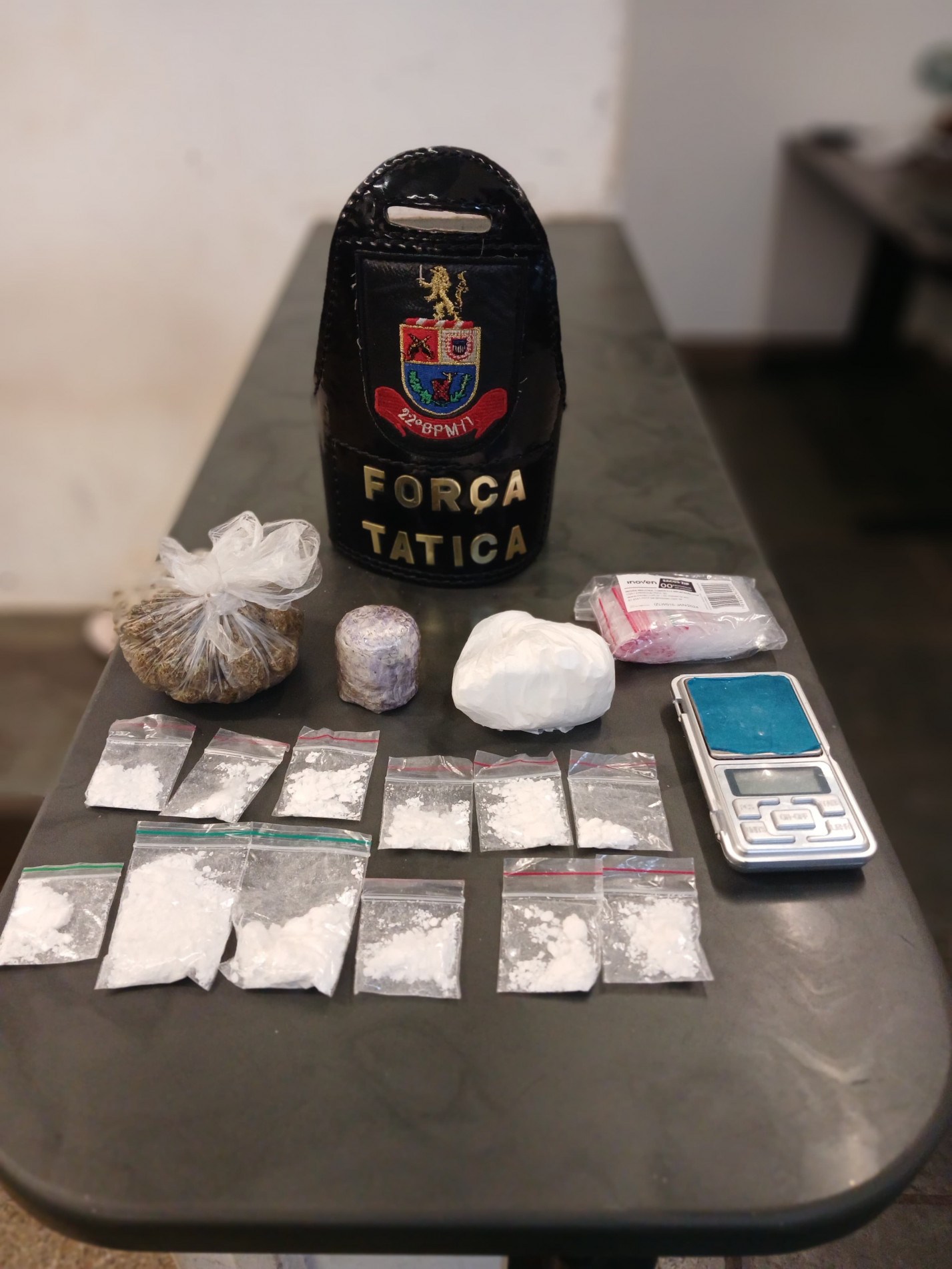 As drogas e os objetos encontrados na casa foram apreendidos pela PM