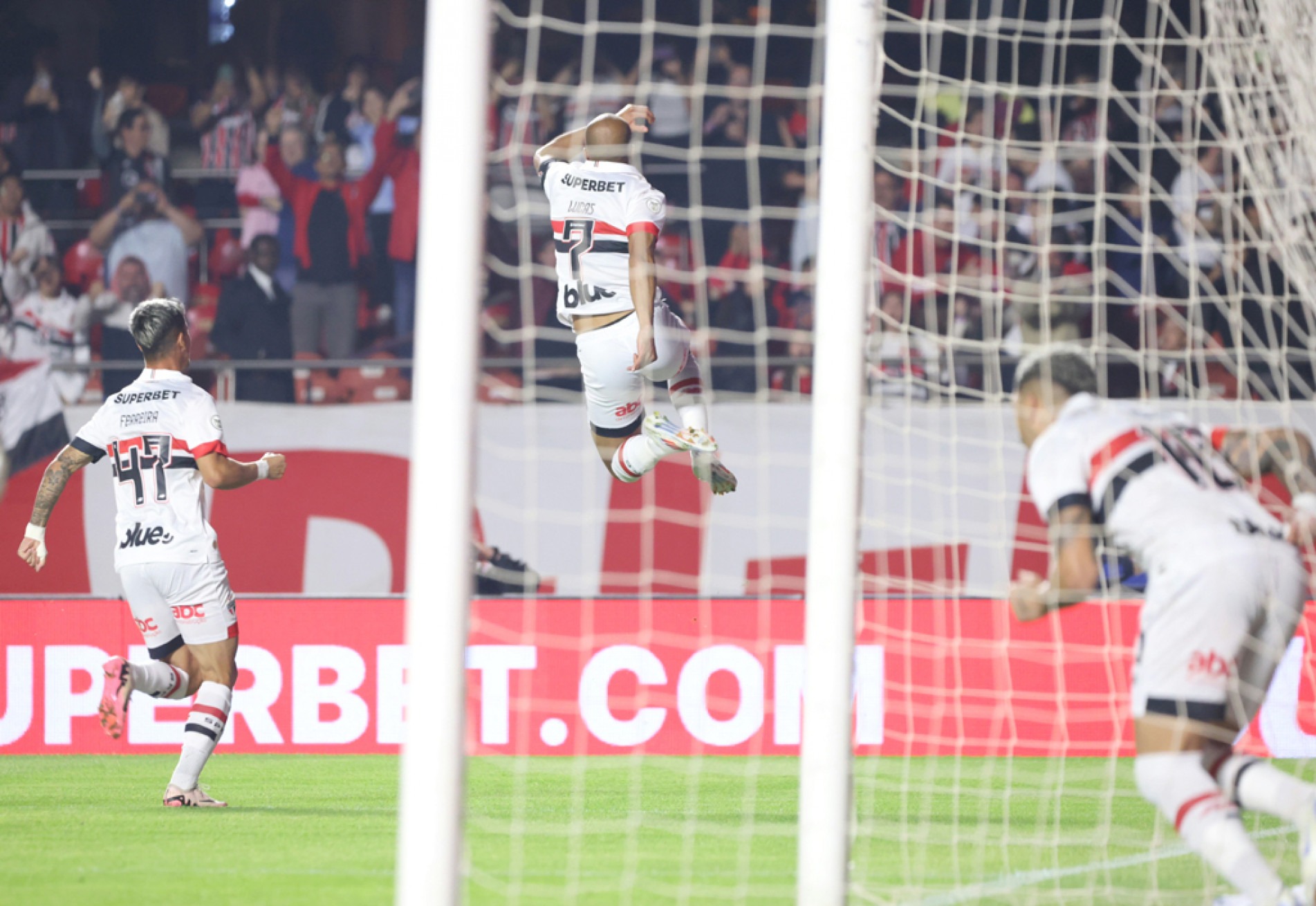 Lucas marcou primeiro gol do Tricolor e deu passe para o segundo