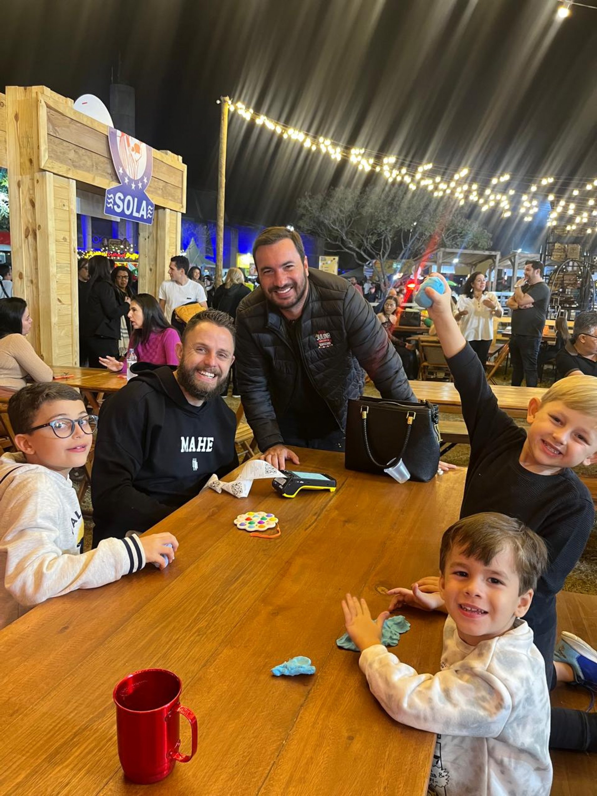 Lucas e Caio Mayer, Rodrigo Hardy (Magnus Futsal) e seus filhos, Pedro e Francisco