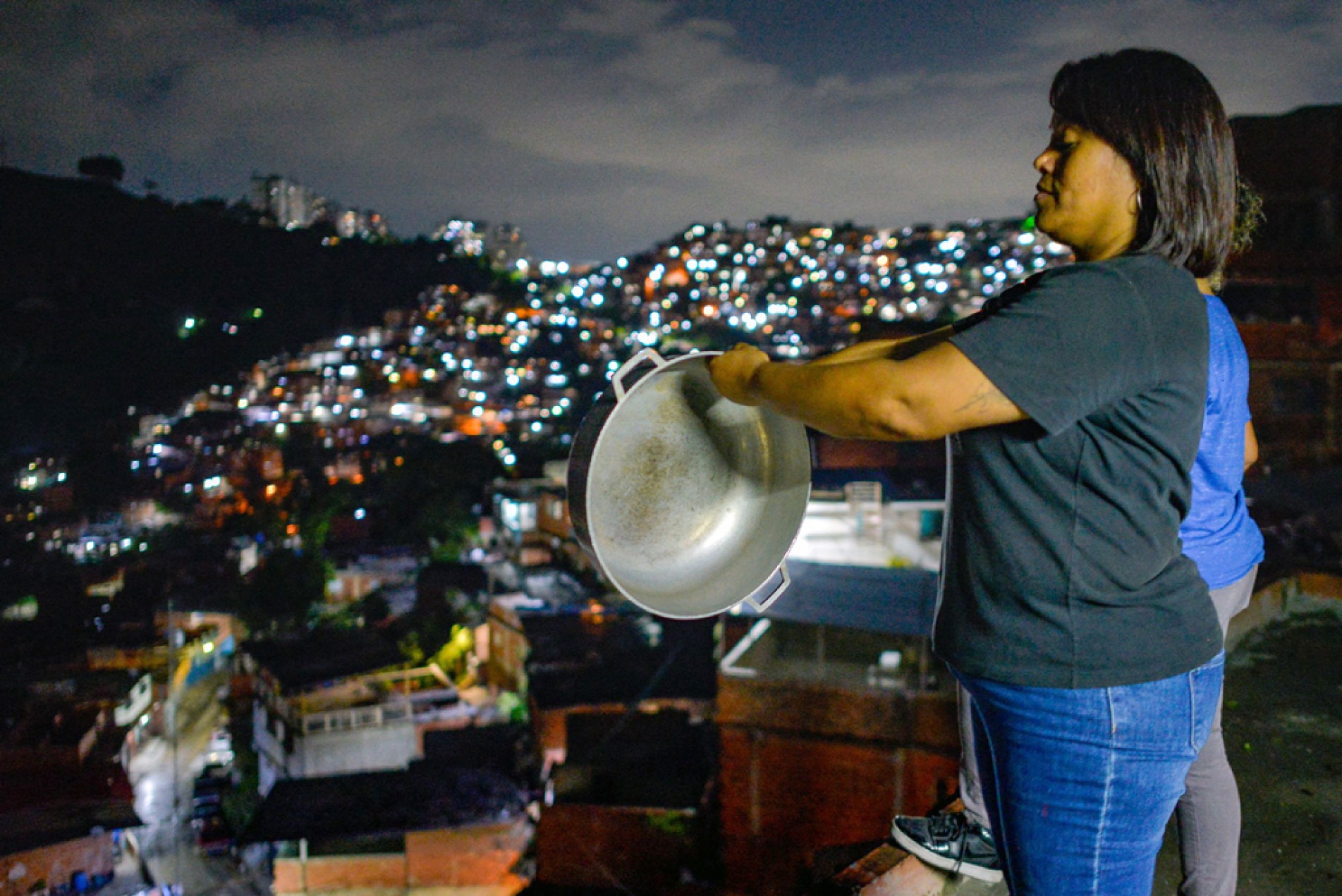 Moradores de Caracas protestam contra Nicolás Maduro fazendo 