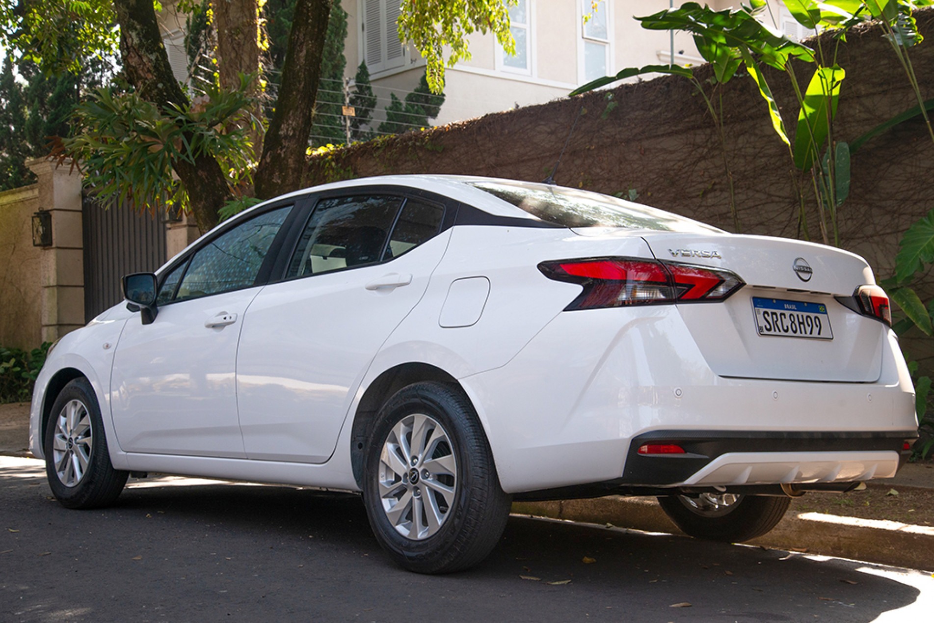 O Versa tem espaço confortável para passageiros e um eficiente porta-malas com 466 litros
