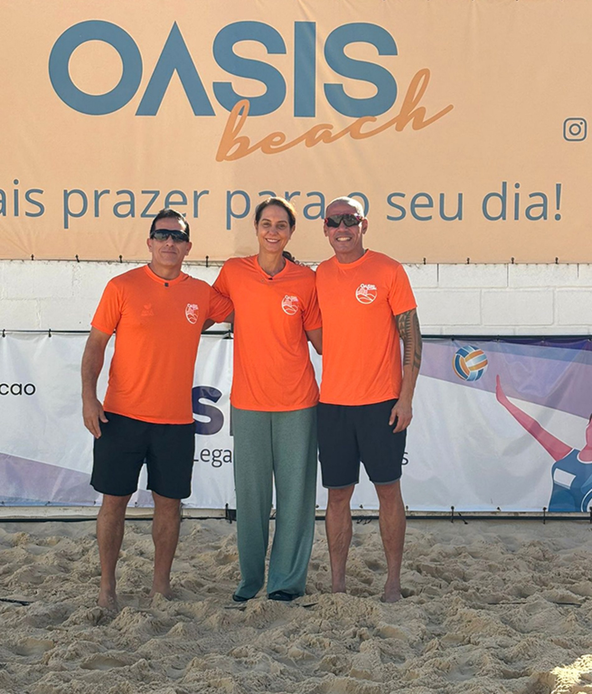 Fernanda Venturini e os professores de vôlei de areia Marcel Ribeiro e Robson Soró
