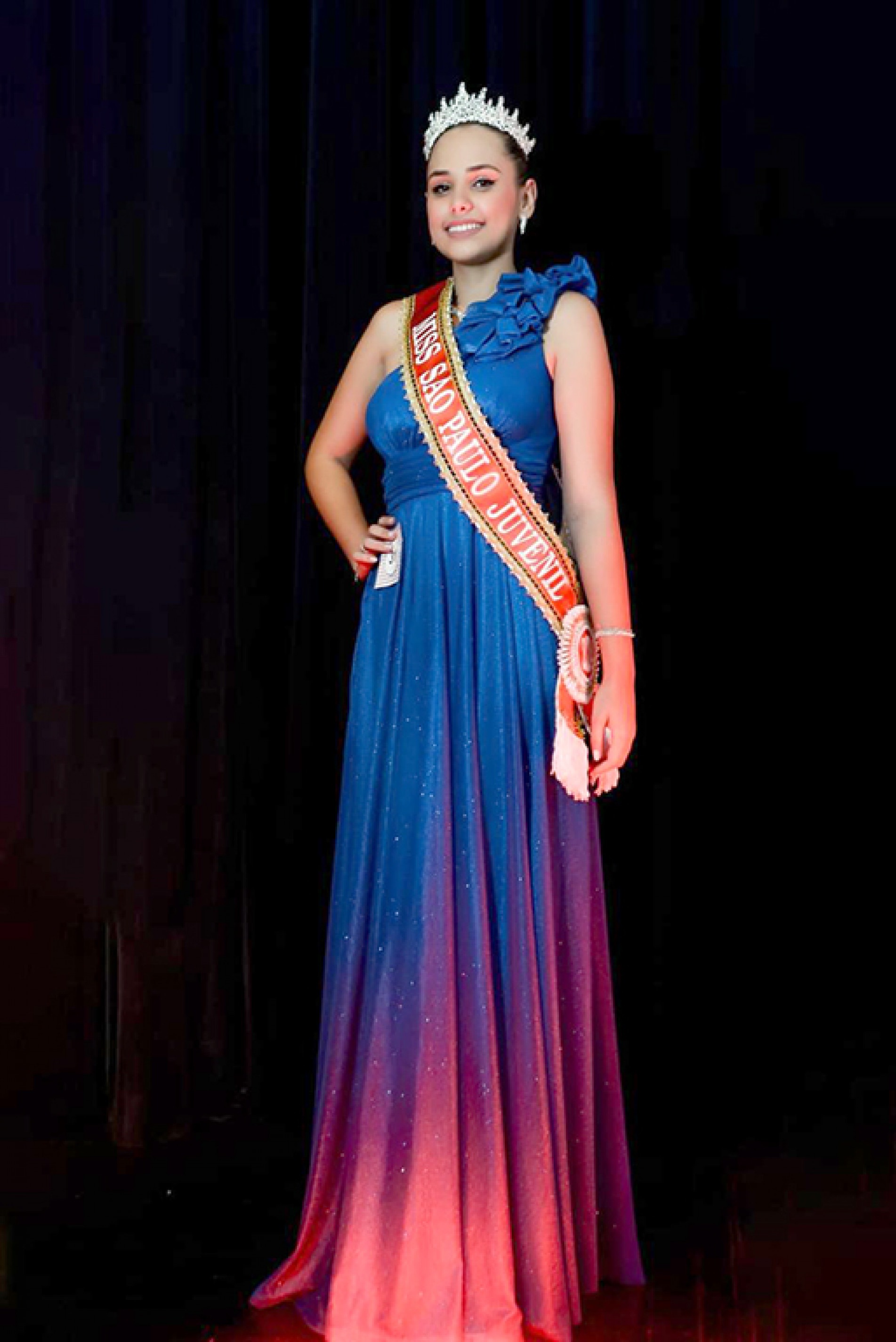 Aos 17 anos, Luana comemora conquista no concurso de beleza
