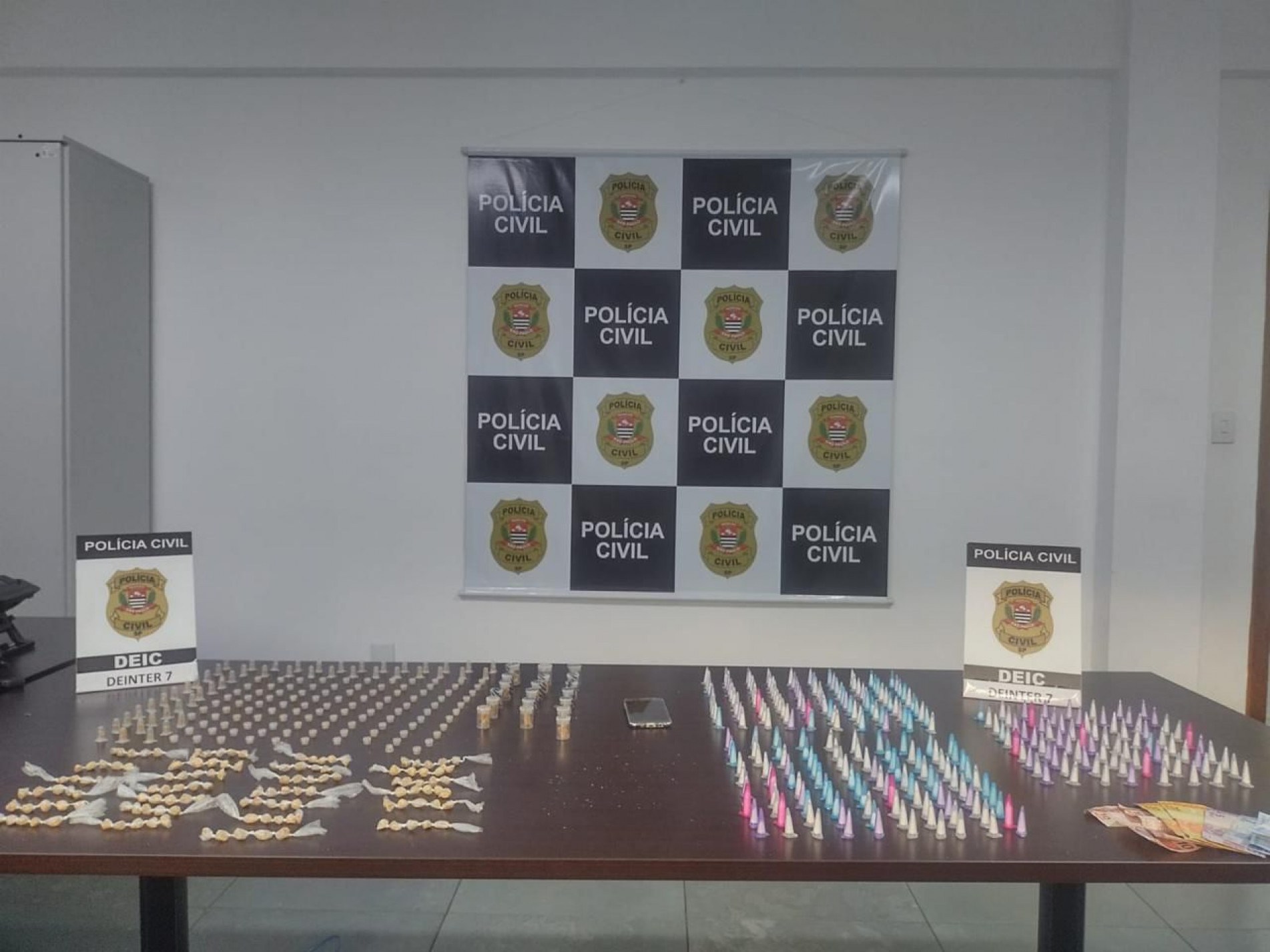 Foram encontradas 307 porções de crack, 280 porções de cocaína, um aparelho celular e R$ 71,00