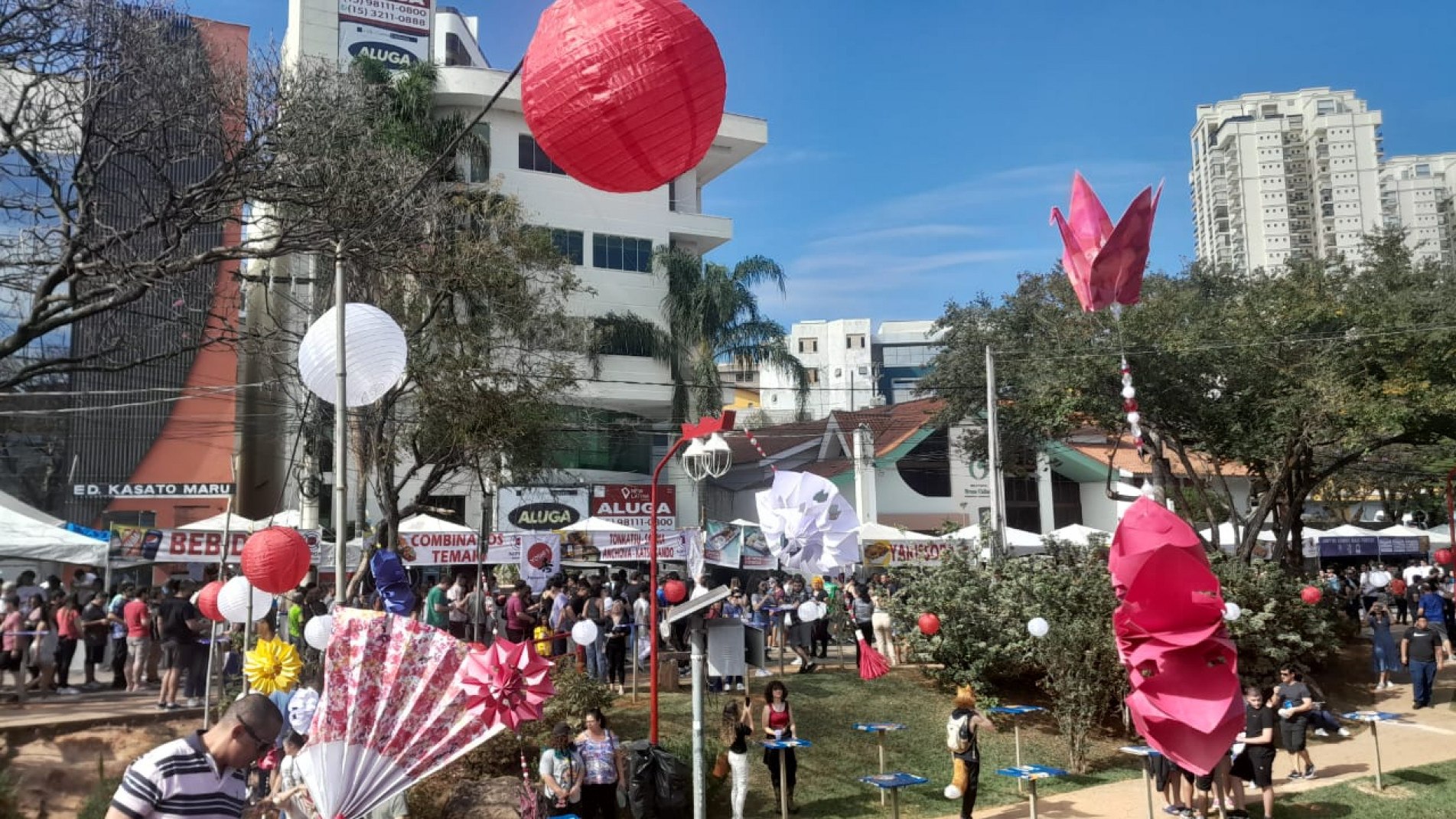 A praça Kasatu Maru está toda enfeitada para o fim de semana