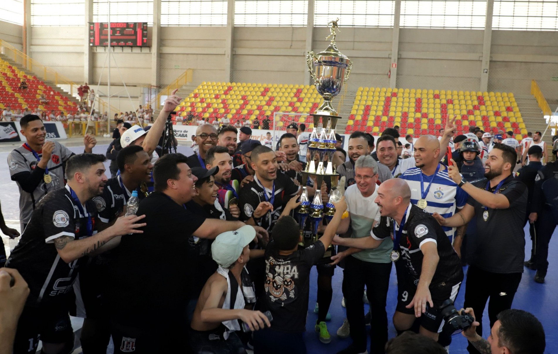 A equipe recebeu o troféu pelas mãos do presidente da Diretoria Executiva da FUA, Hélio Sola Aro