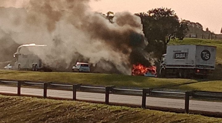 Os motoristas que passavam por perto ficaram assustados com a situação